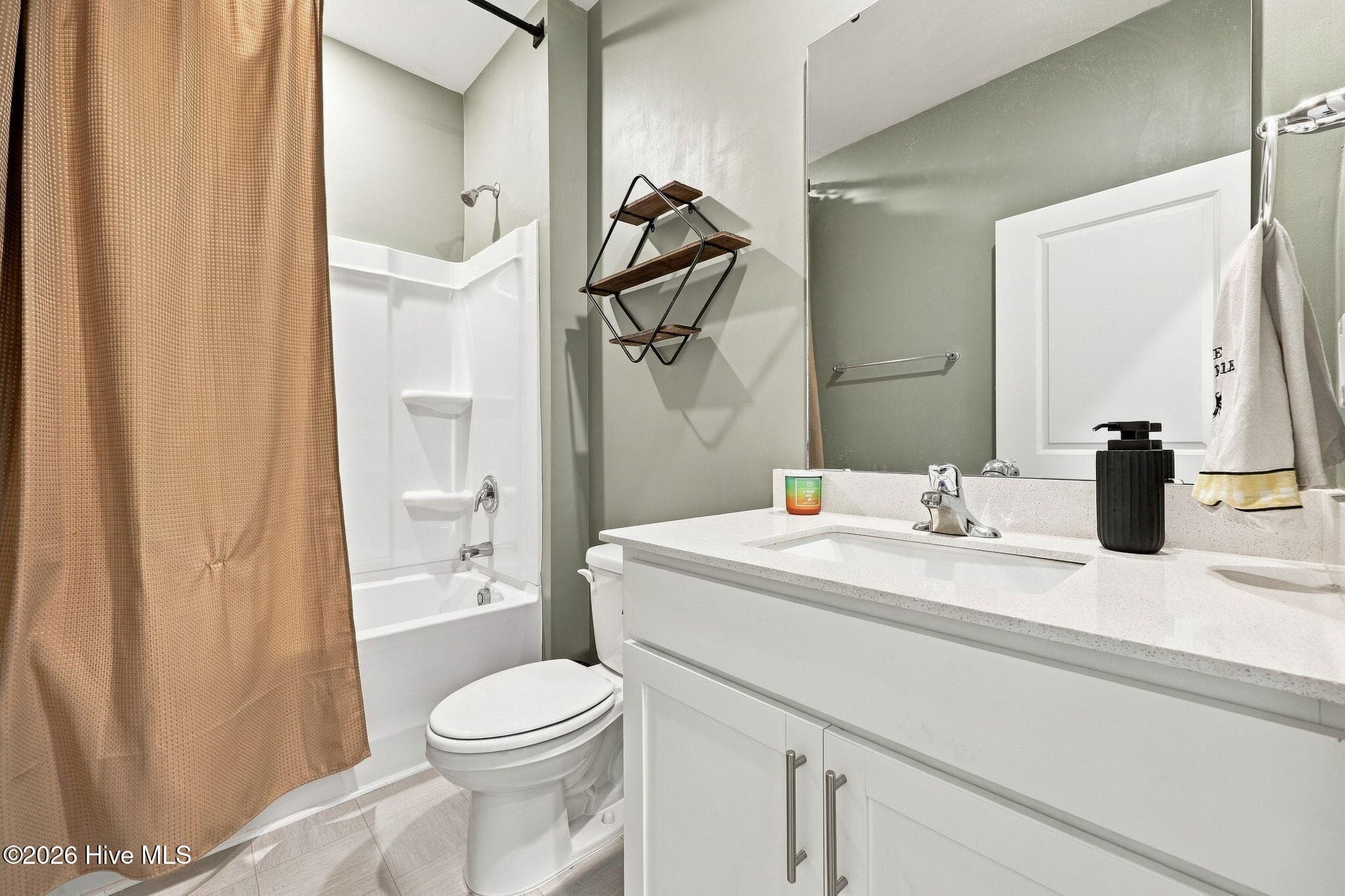 hall bathroom - 2128 Nc Highway 102, Ayden, NC 28513