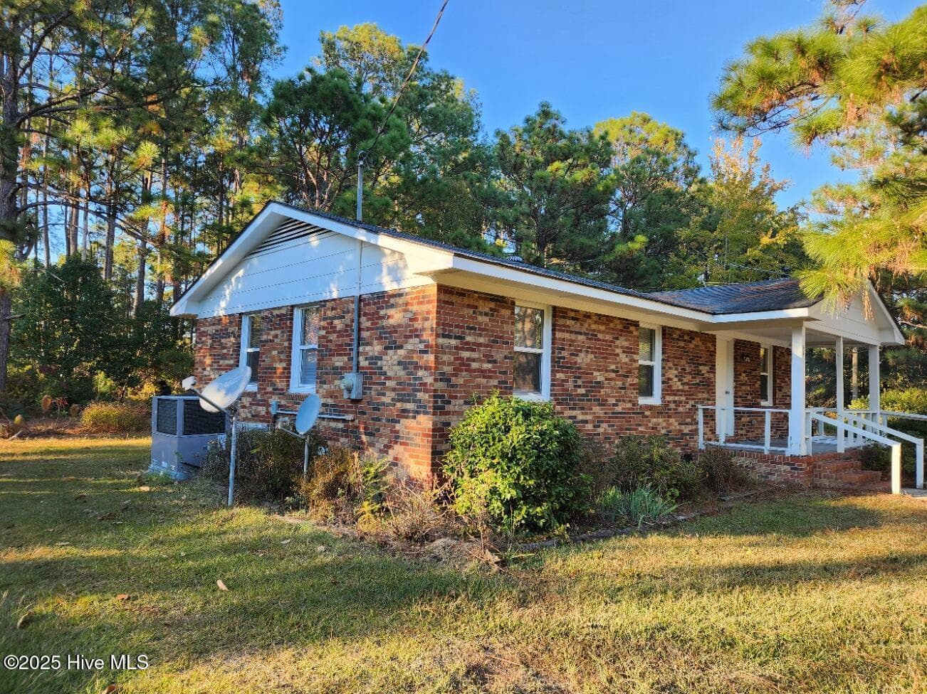 Single Family Residence at 616 N Pine Street, Roseboro, NC 28382, photo 8 of 34
