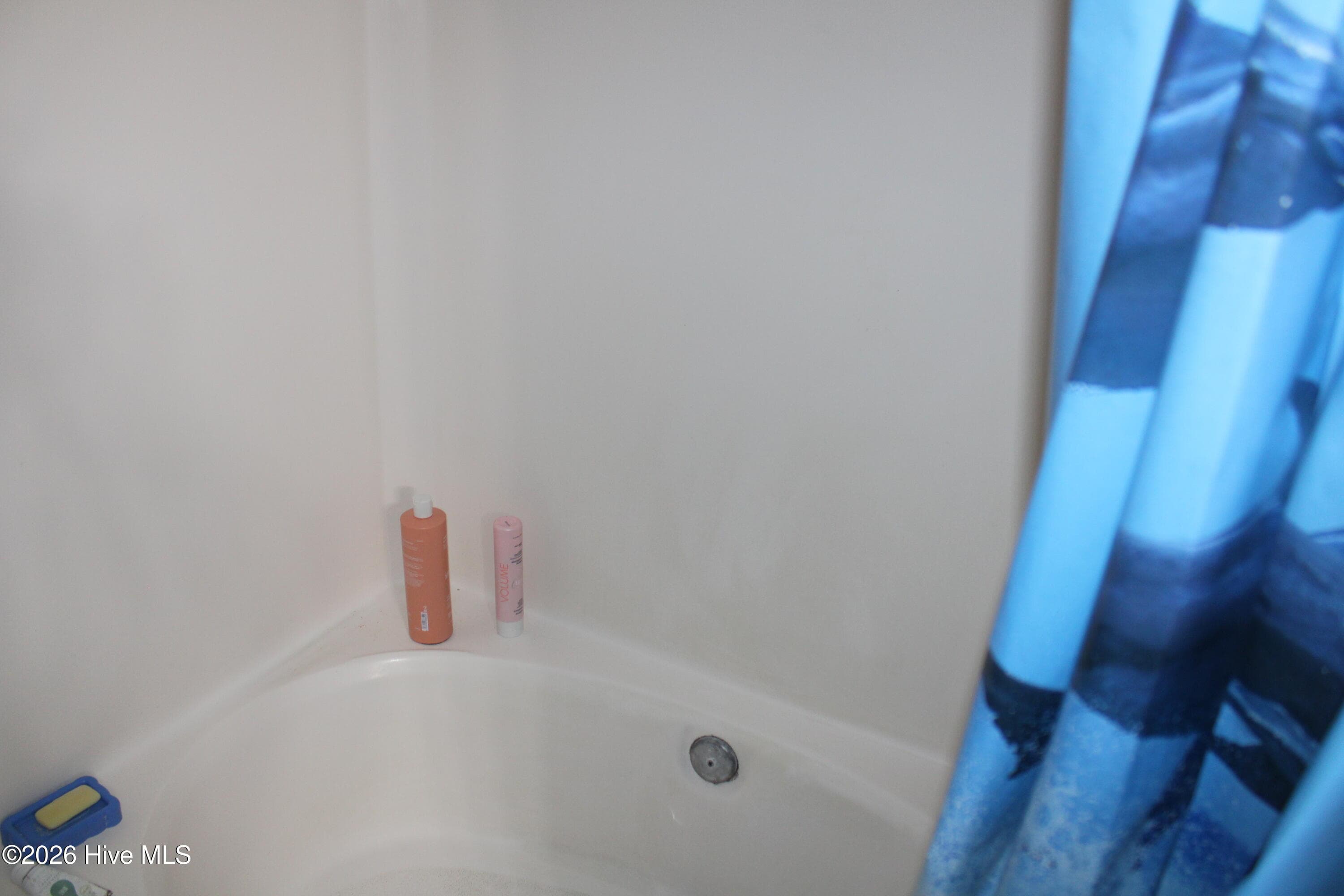 shower/tub primary bath - 212 Sunridge Lane, Pikeville, NC 27863