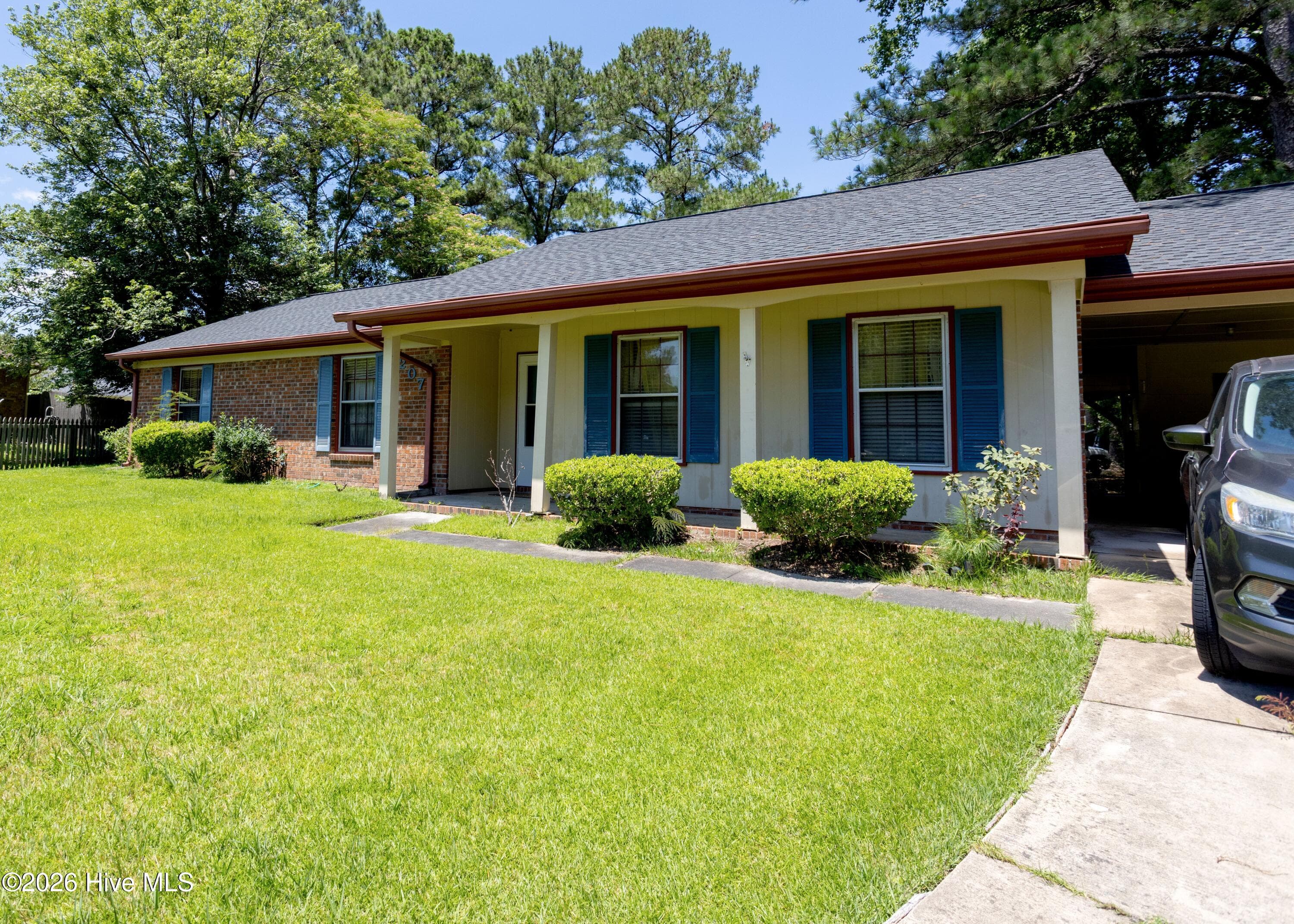 Single Family Residence at 207 E Willowood Lane, Jacksonville, NC 28546, photo 2 of 11
