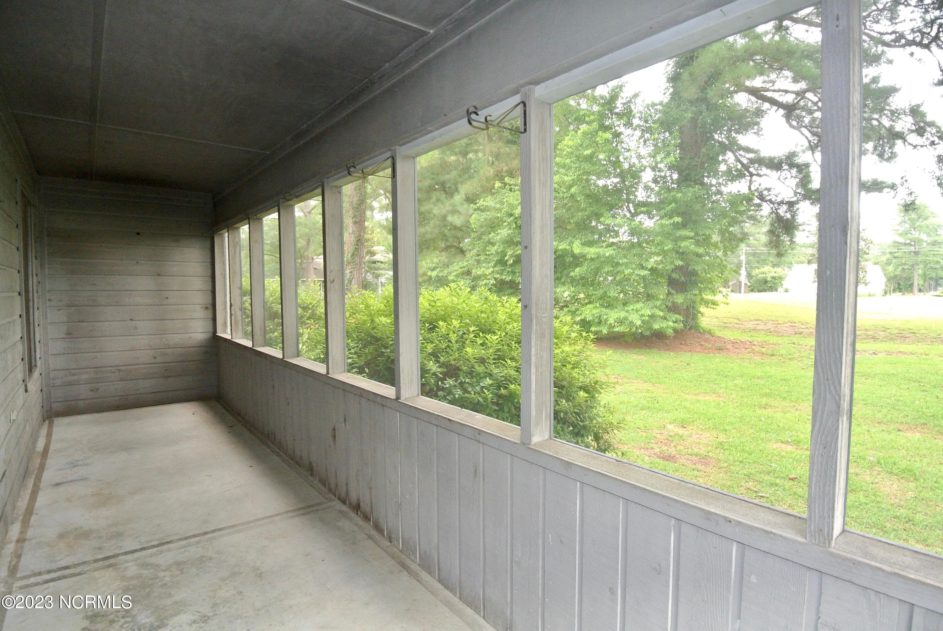 Screen-in back porch - 2 Linksiders Road, New Bern, NC 28562