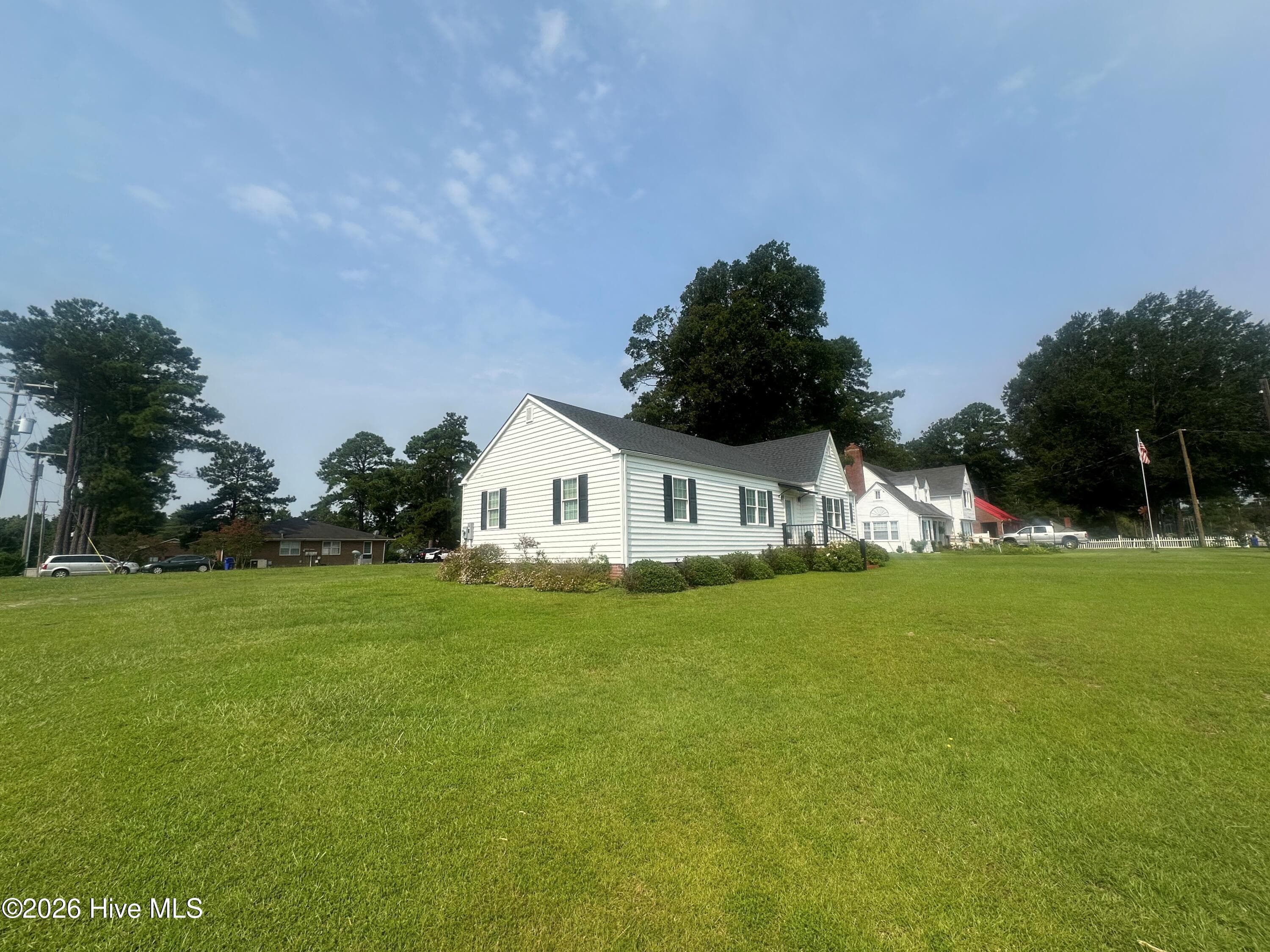 Single Family Residence at 622 E Memorial Drive, Ahoskie, NC 27910, photo 2 of 25