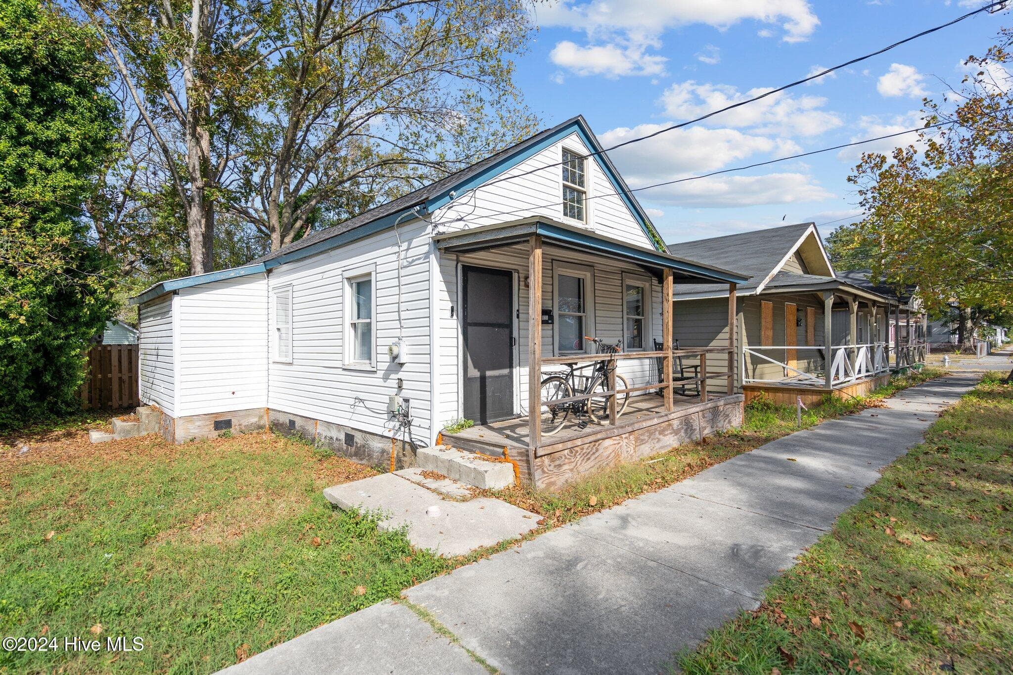 Single Family Residence at 513 Swann Street, Wilmington, NC 28401, photo 2 of 3