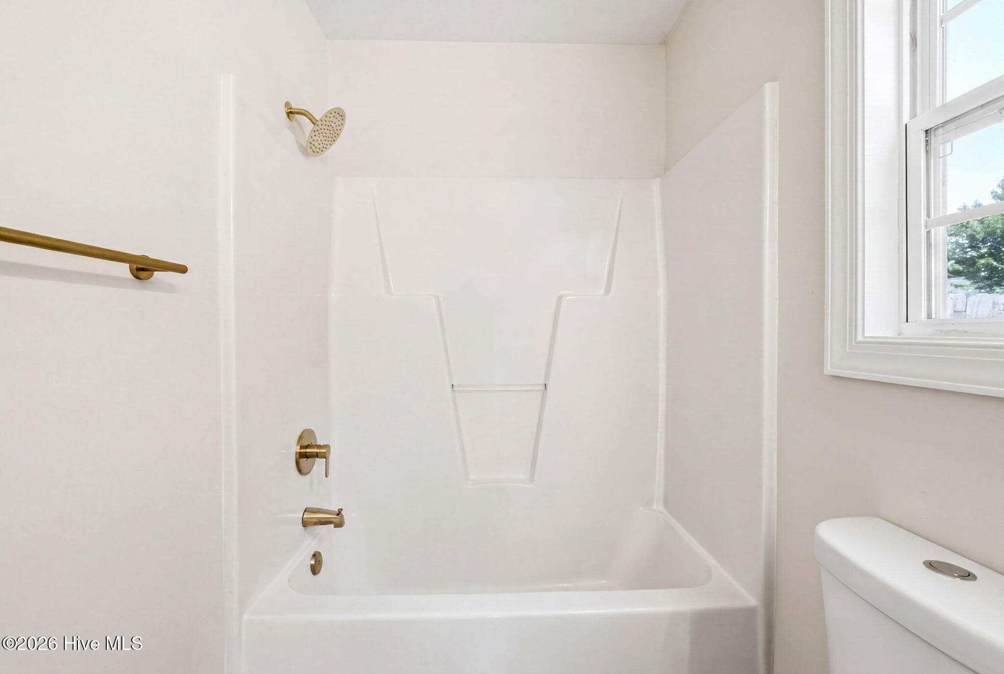 Master Shower / Bathtub - 215 Gardenview Court NE, Leland, NC 28451