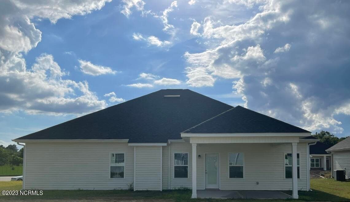 Pictures are of the same floor plan on a different lot. Actual colors and options may vary. - 2138 Royal Pines Drive, New Bern, NC 28560