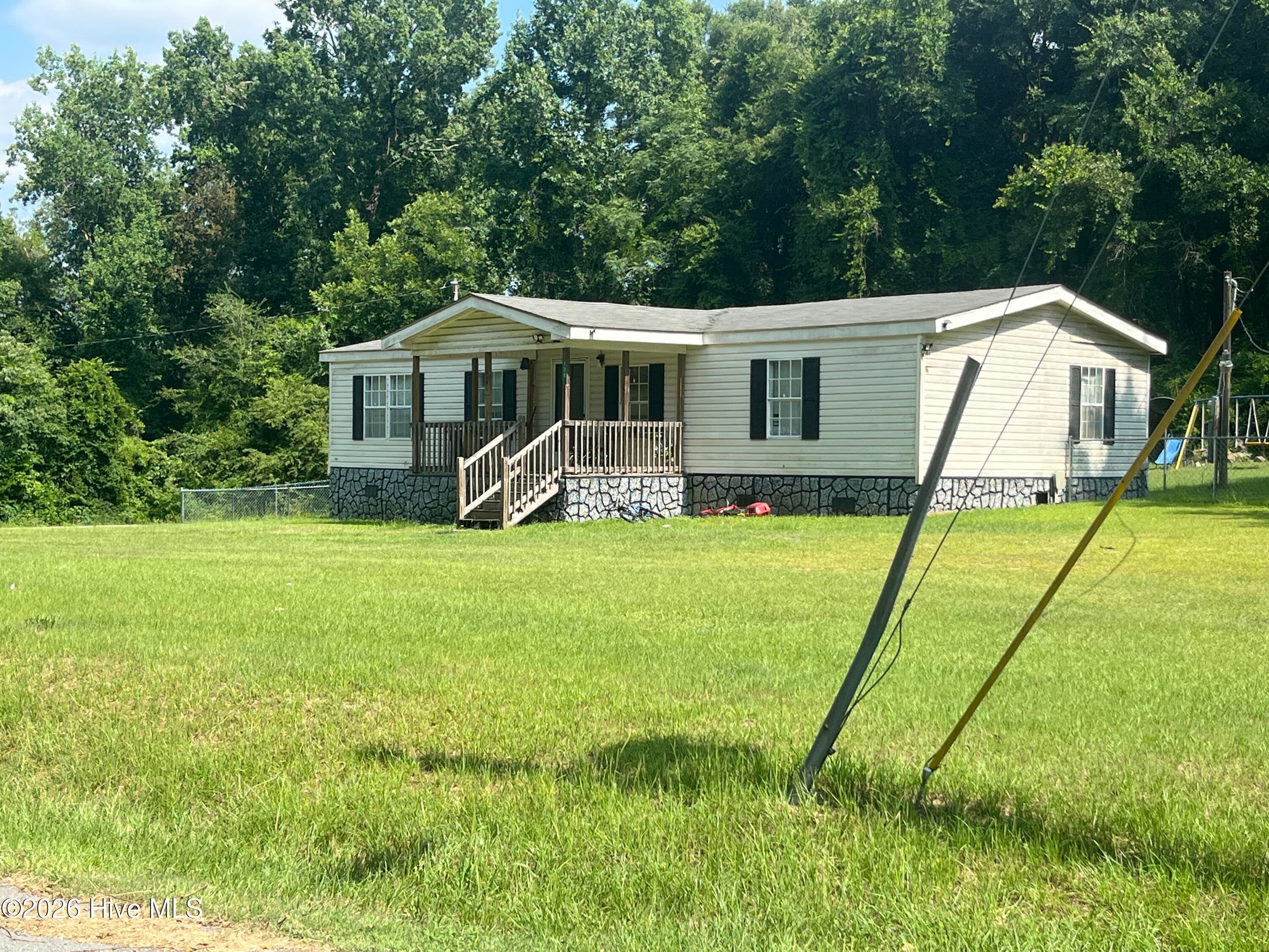 Manufactured Home at 126 Spring Road, Blenheim, SC 29516, photo 2 of 17