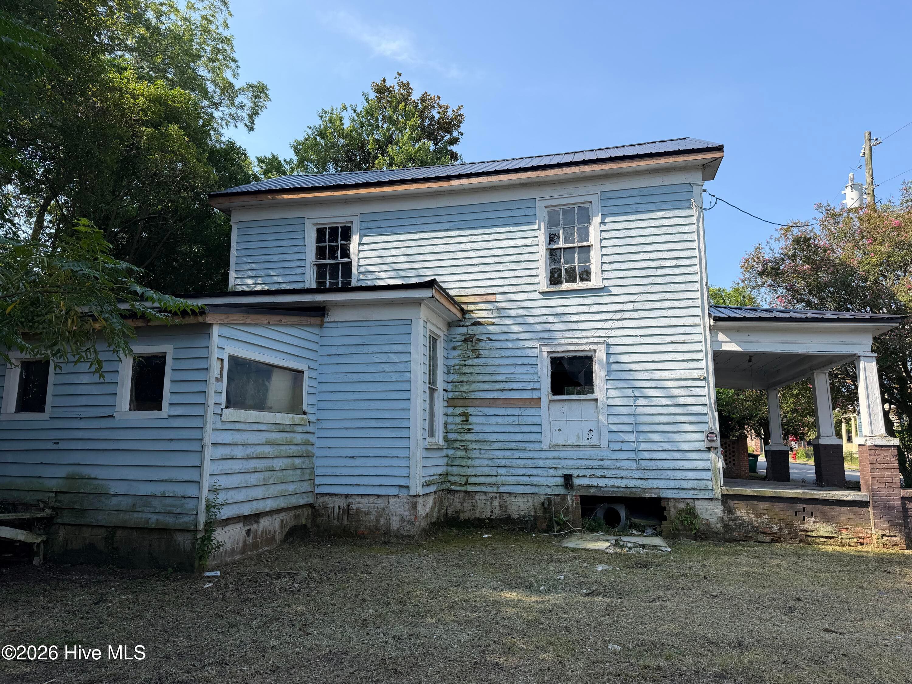Single Family Residence at 207 N Pierce Street, Washington, NC 27889, photo 3 of 6