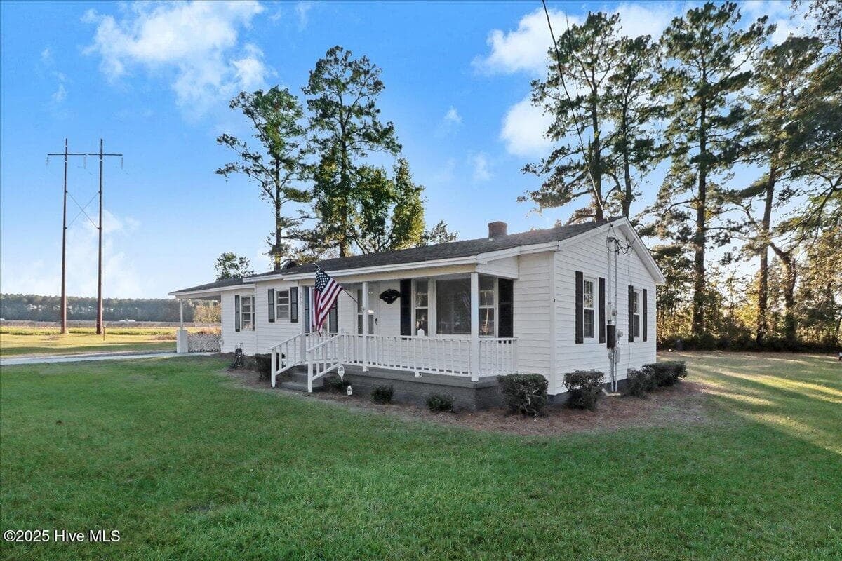 Single Family Residence at 270 Orange Street, Kinston, NC 28504, photo 3 of 32