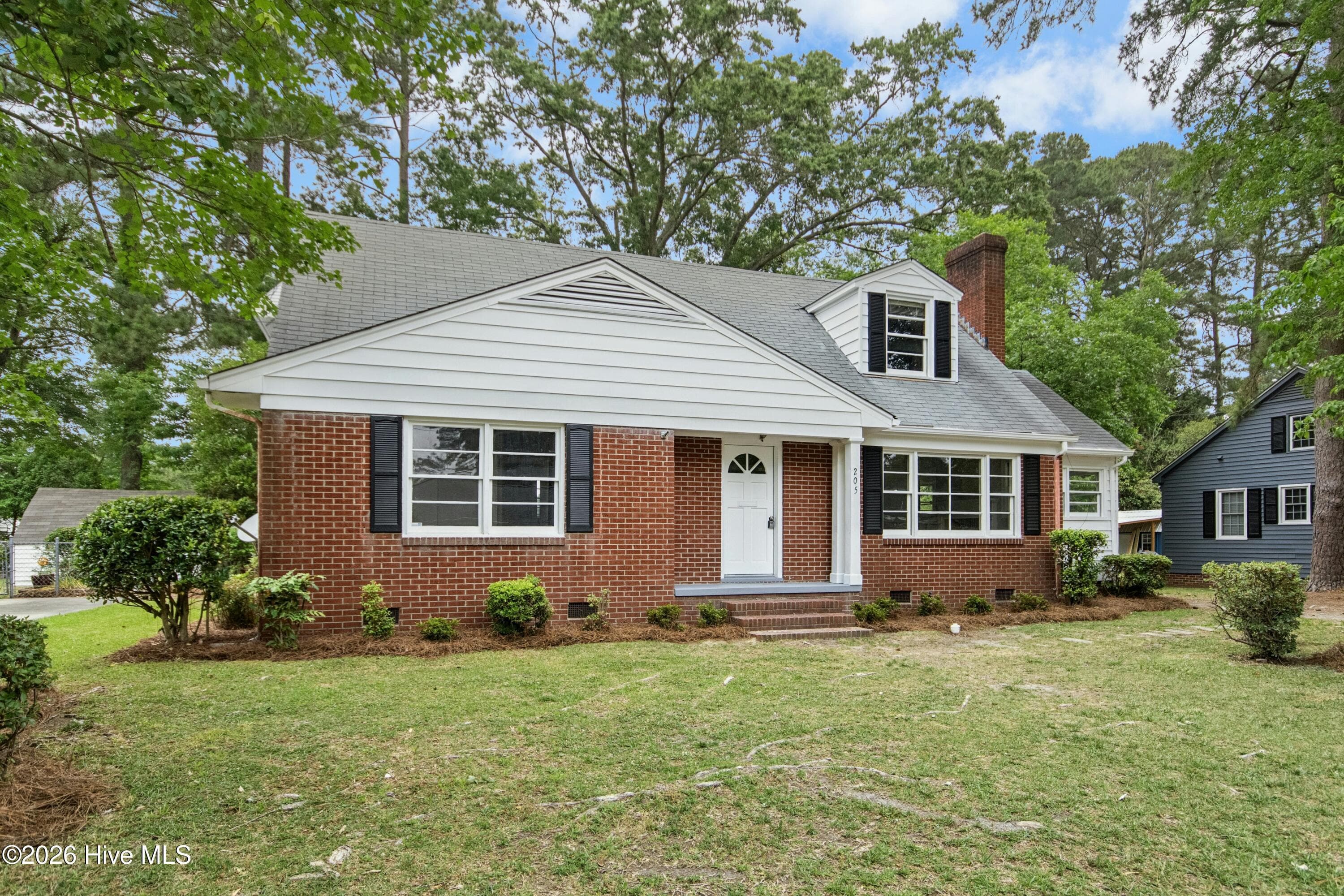 Single Family Residence at 205 Hill Street, Kinston, NC 28501, photo 3 of 27