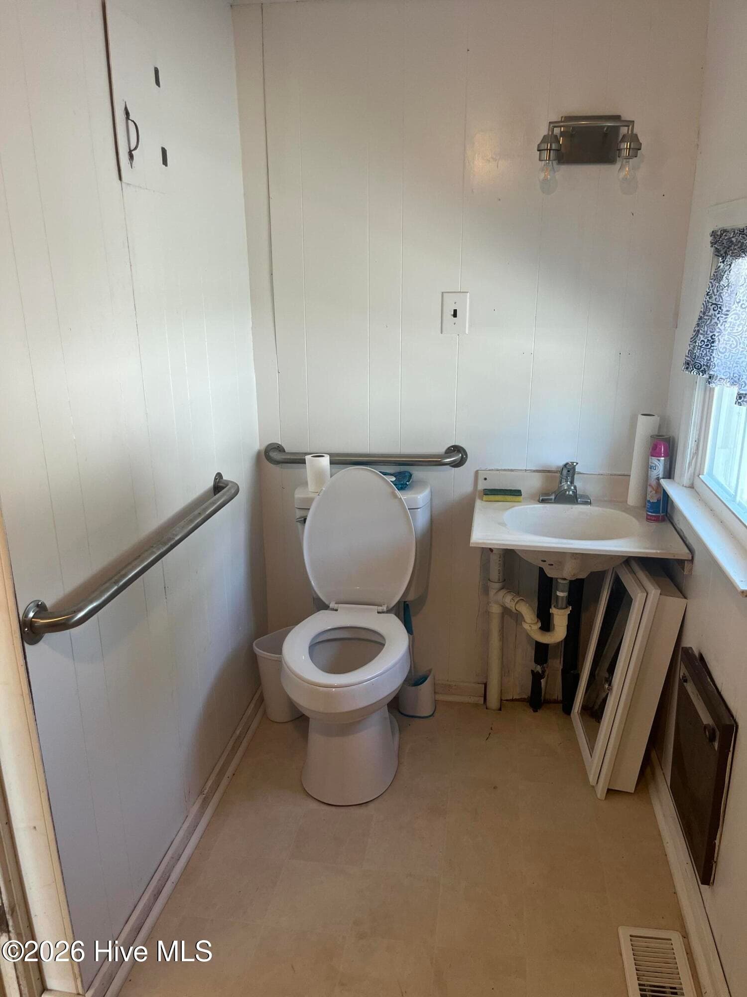 Business at 122 W 5th Street, Washington, NC 27889, photo 19 of 81