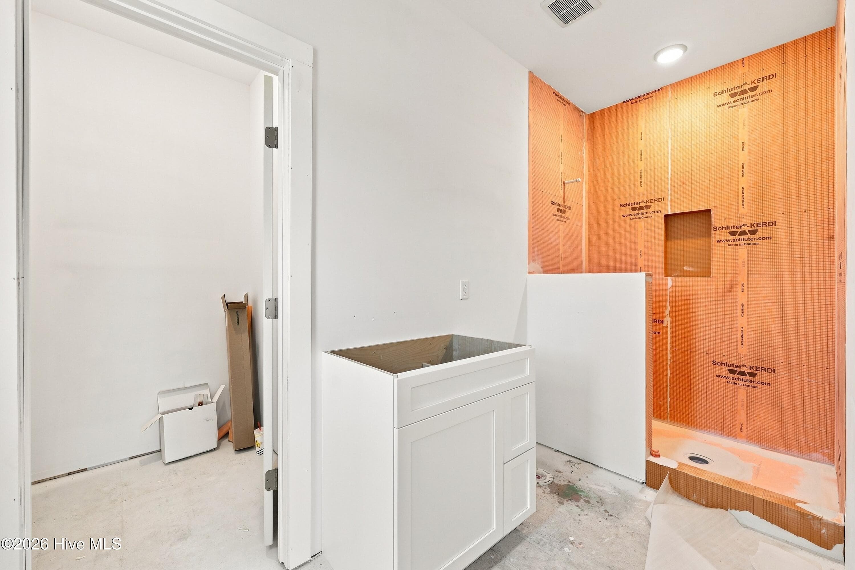Guest Suite bath & walk in closet - 2nd floor - 2302 Emerald Drive, Emerald Isle, NC 28594
