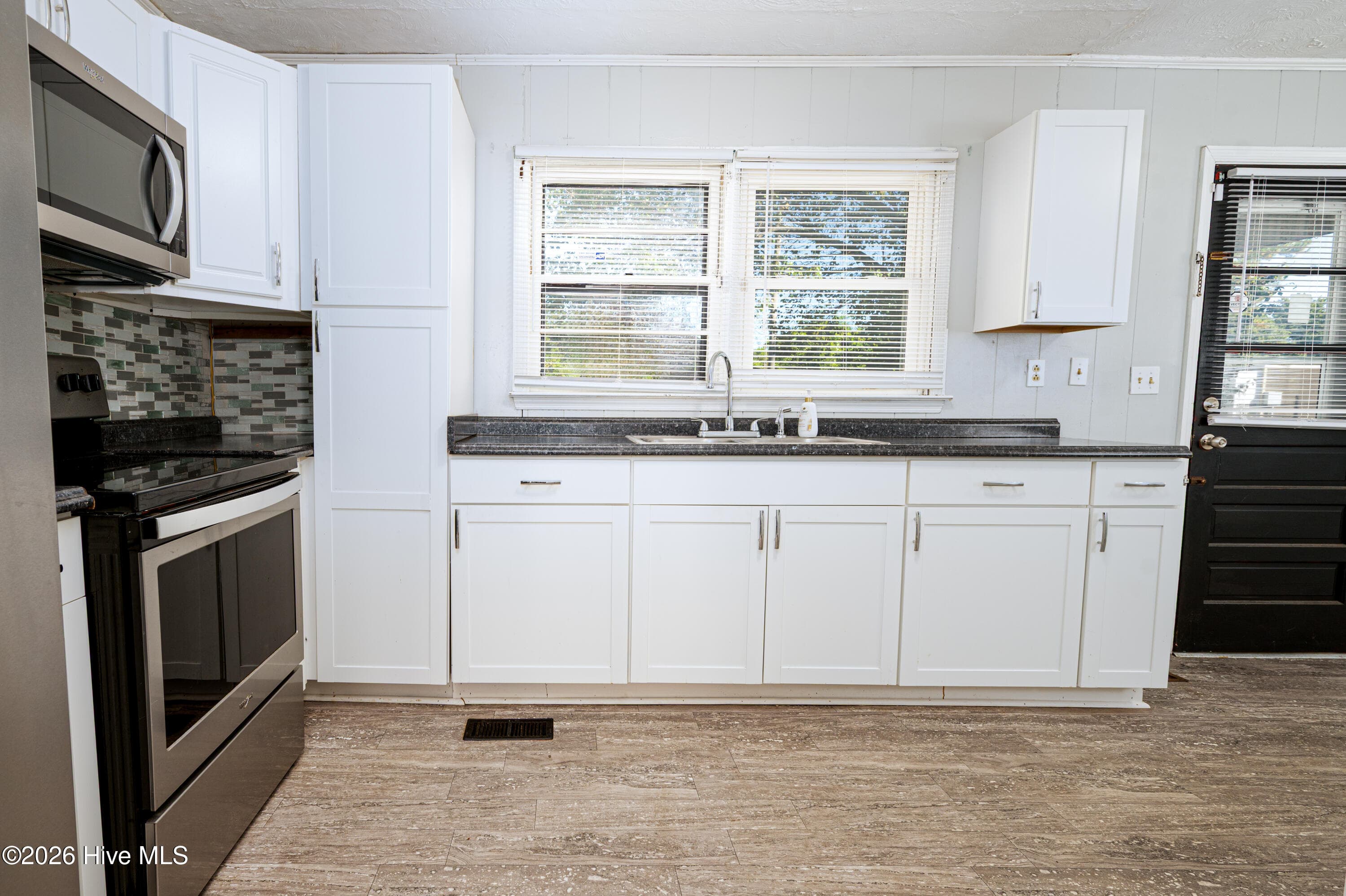 Single Family Residence at 1800 Moore Avenue, New Bern, NC 28562, photo 6 of 20