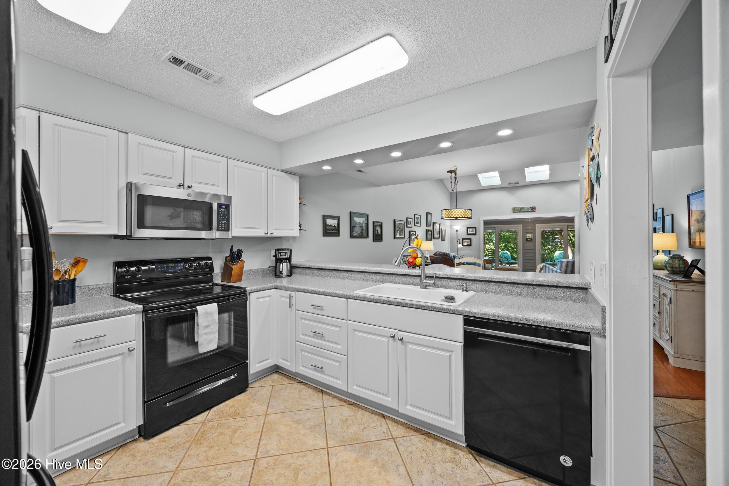Townhouse at 208 Inland Greens Circle, Wilmington, NC 28405, photo 6 of 41
