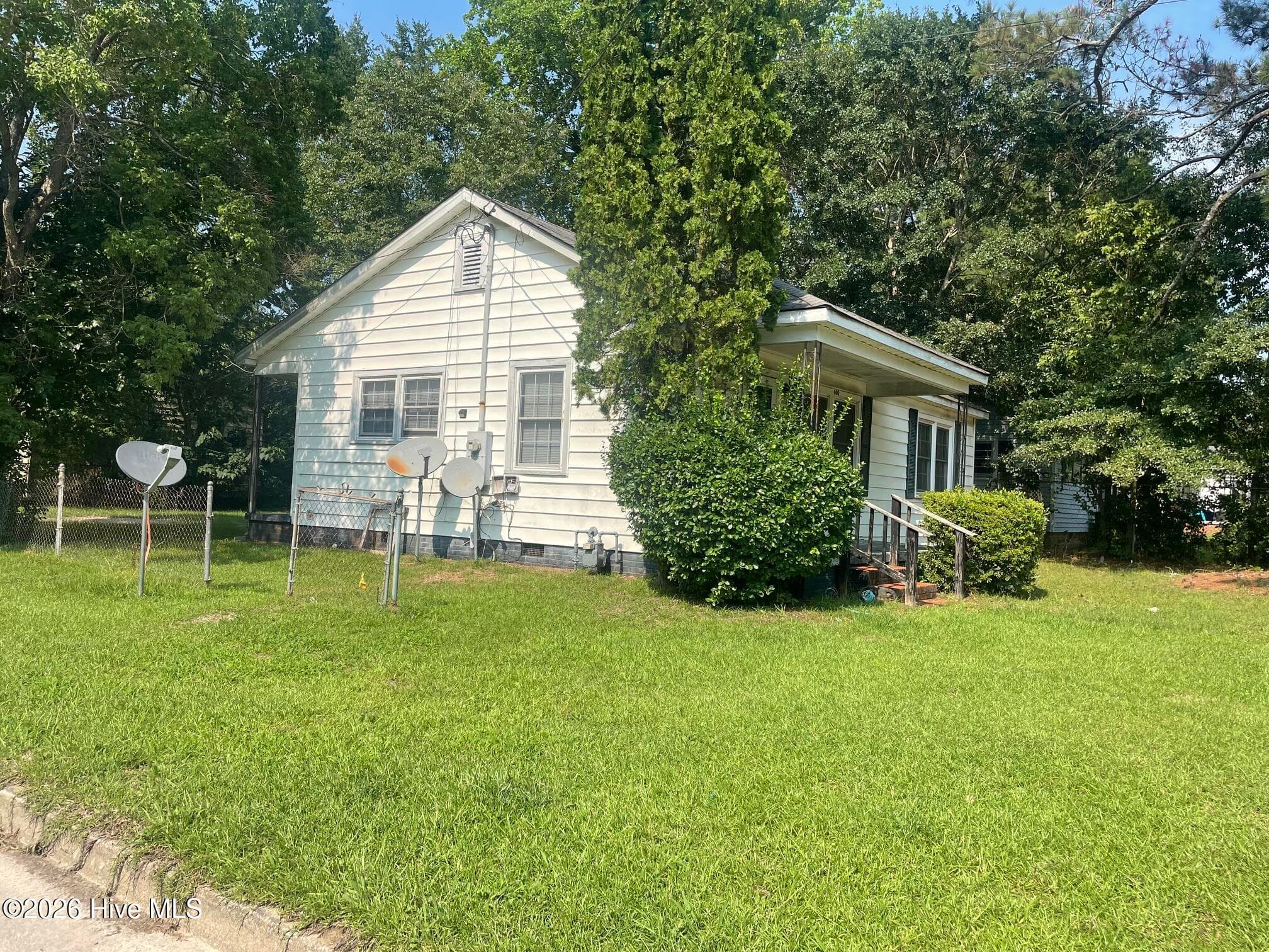 Single Family Residence at 600 Dixon Street, Kinston, NC 28501, photo 2 of 15