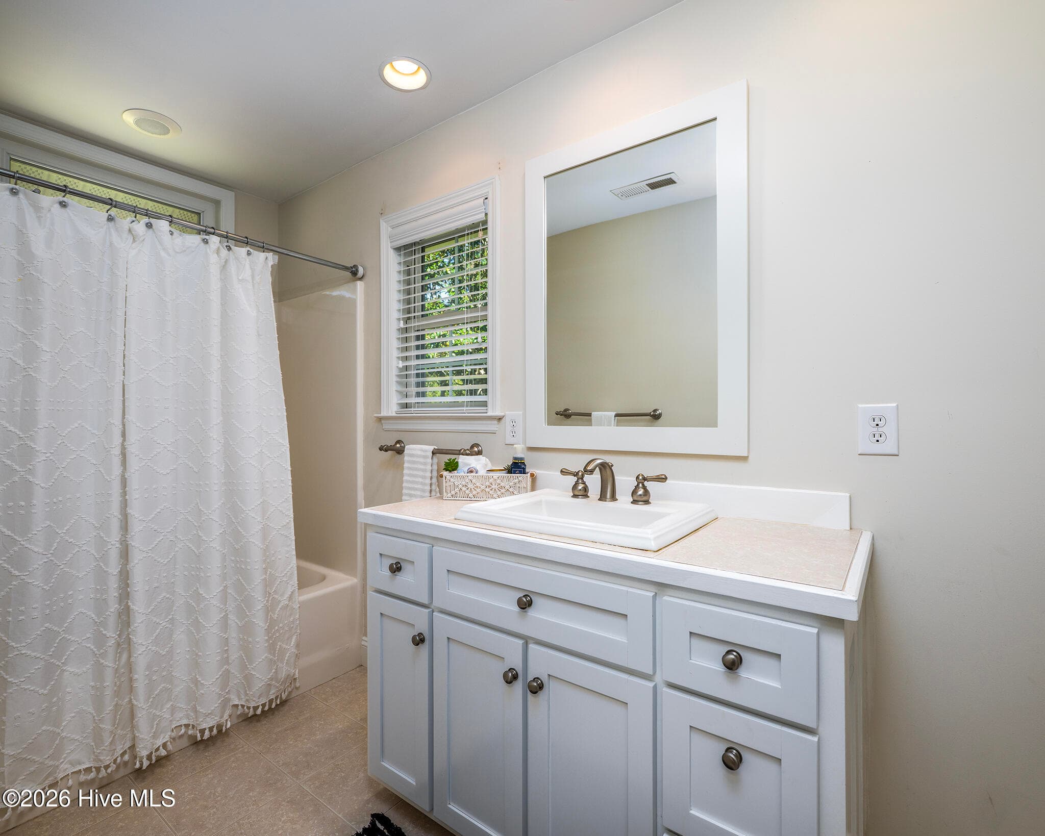 Guest Bathroom - 5505 Blackbeard Lane, New Bern, NC 28560