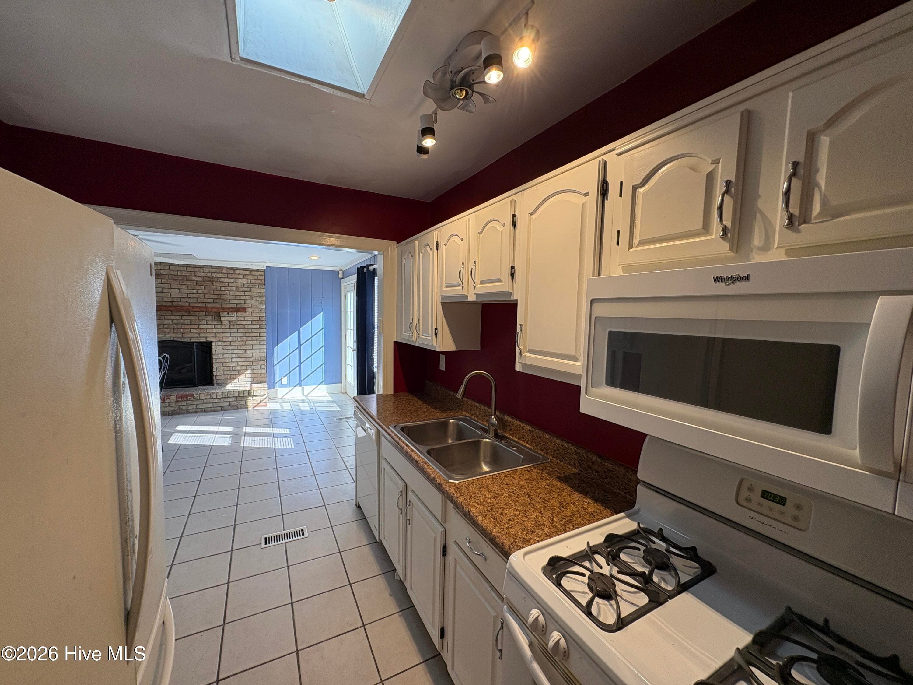 Single Family Residence at 1404 Mcarthur Avenue, New Bern, NC 28560, photo 4 of 19