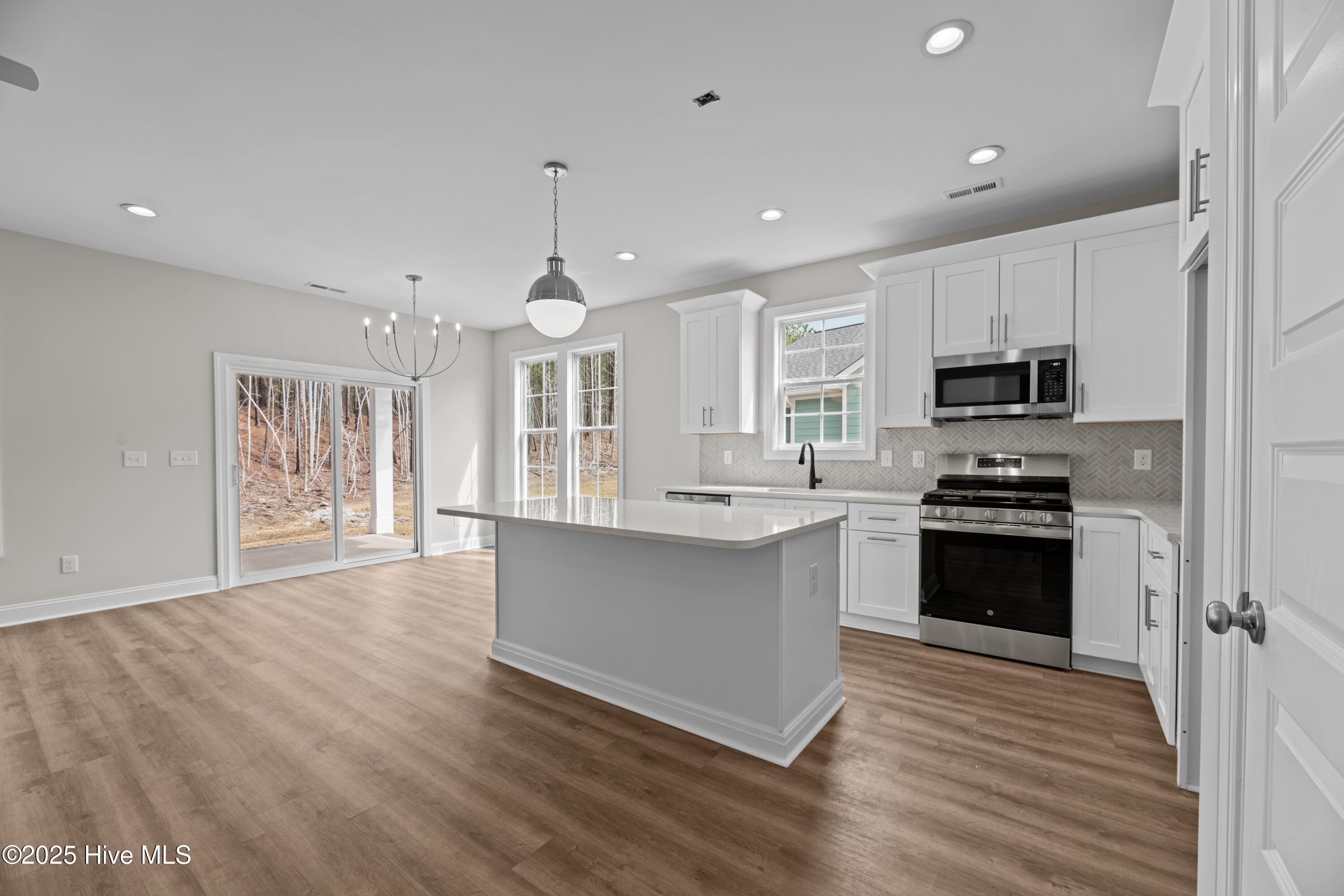 Single Family Residence at 1009 Exeter Place, New Bern, NC 28562, photo 11 of 23