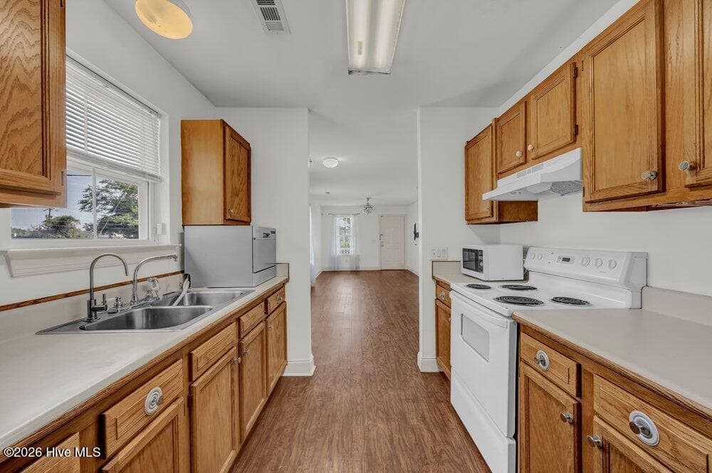 Single Family Residence at 100 S 11th Street, Wilmington, NC 28401, photo 14 of 24