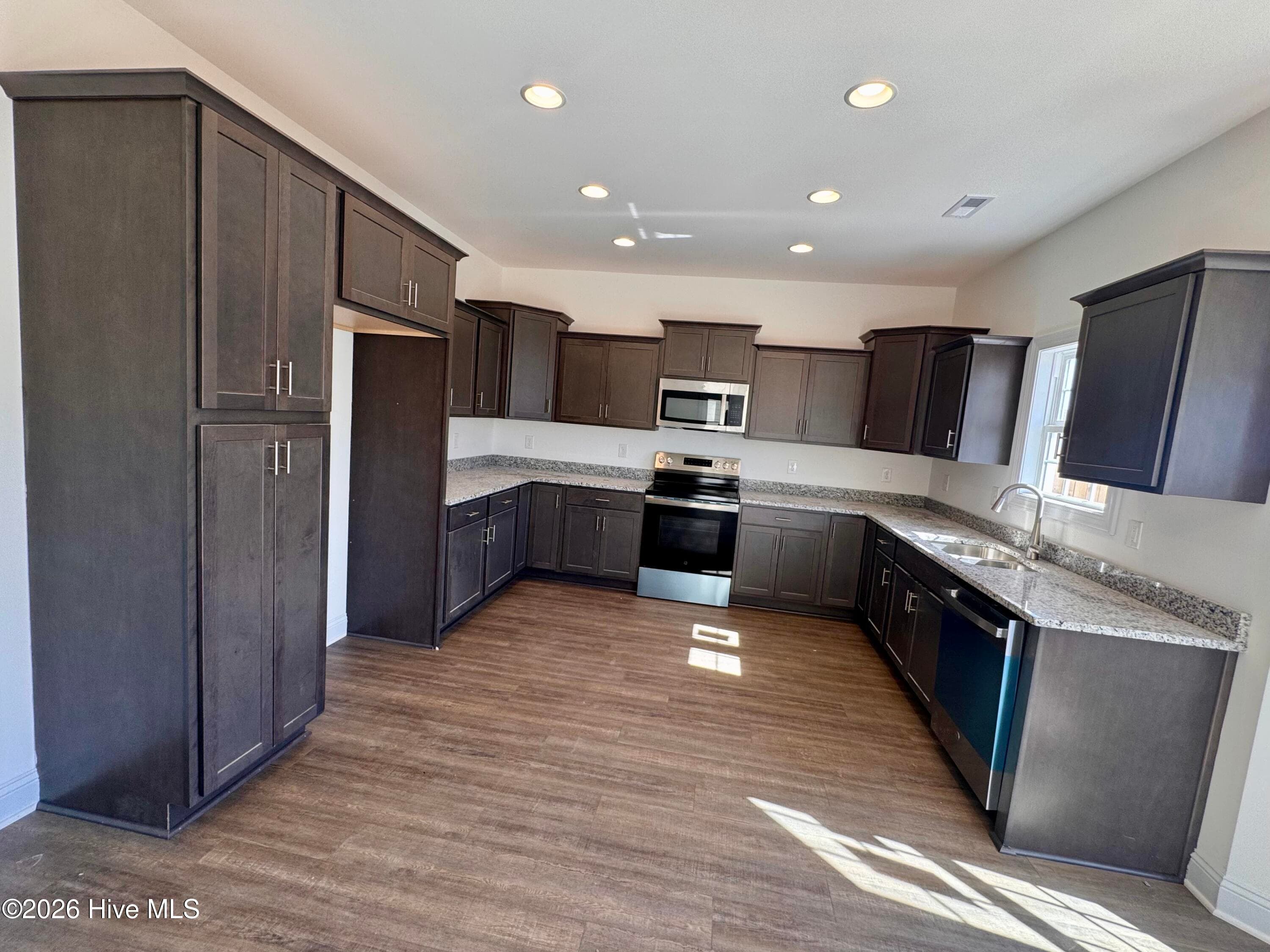 Single Family Residence at 4013 Bluewater Boulevard, New Bern, NC 28562, photo 2 of 4