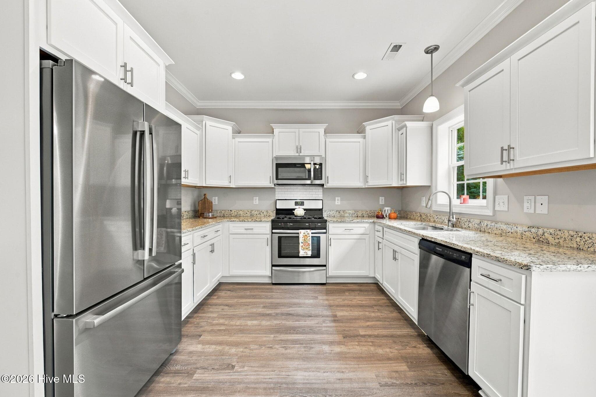 Single Family Residence at 100 Fernie Lane, New Bern, NC 28560, photo 10 of 51