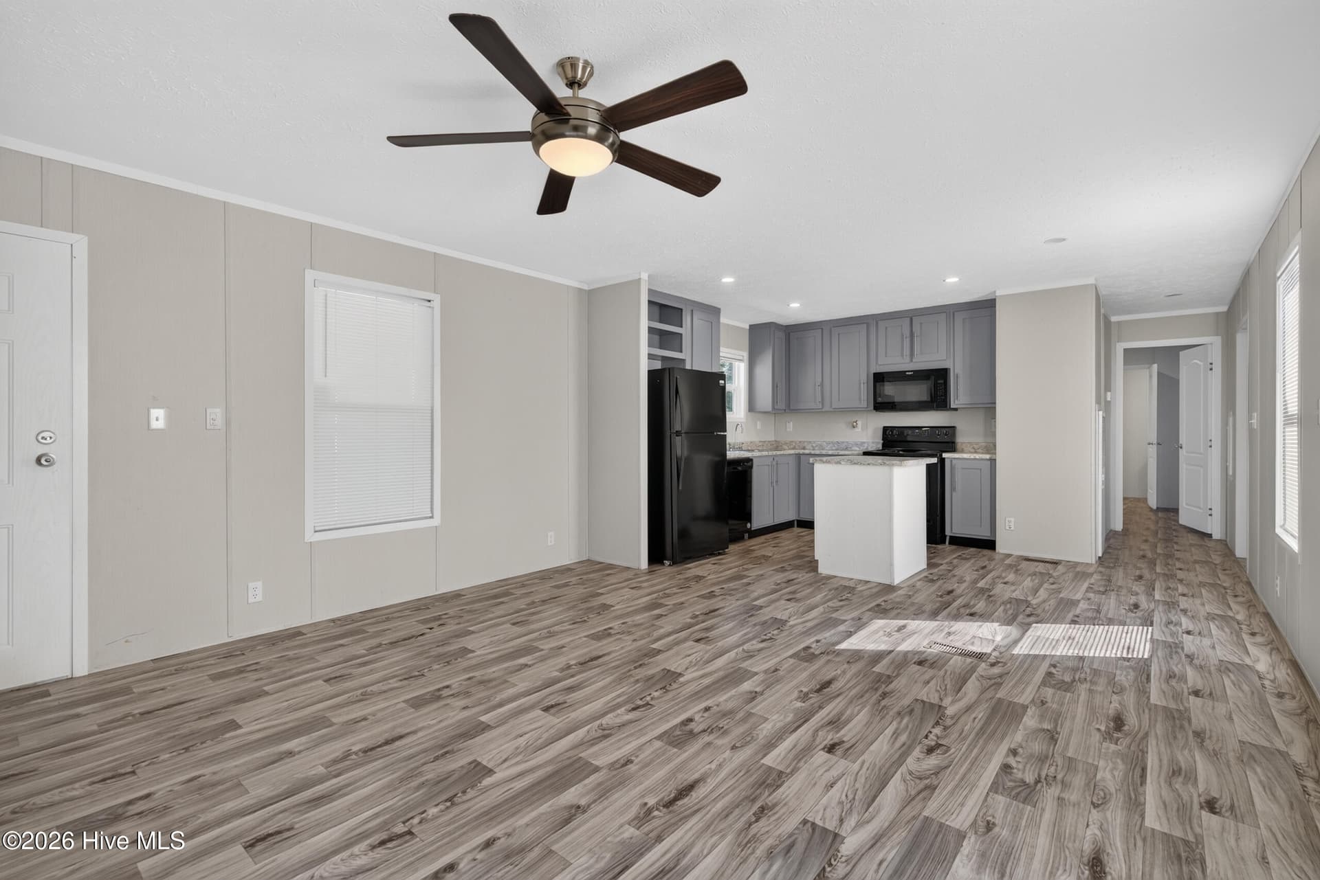 Manufactured Home at 2414 Shoreline Drive SW, Supply, NC 28462, photo 7 of 20