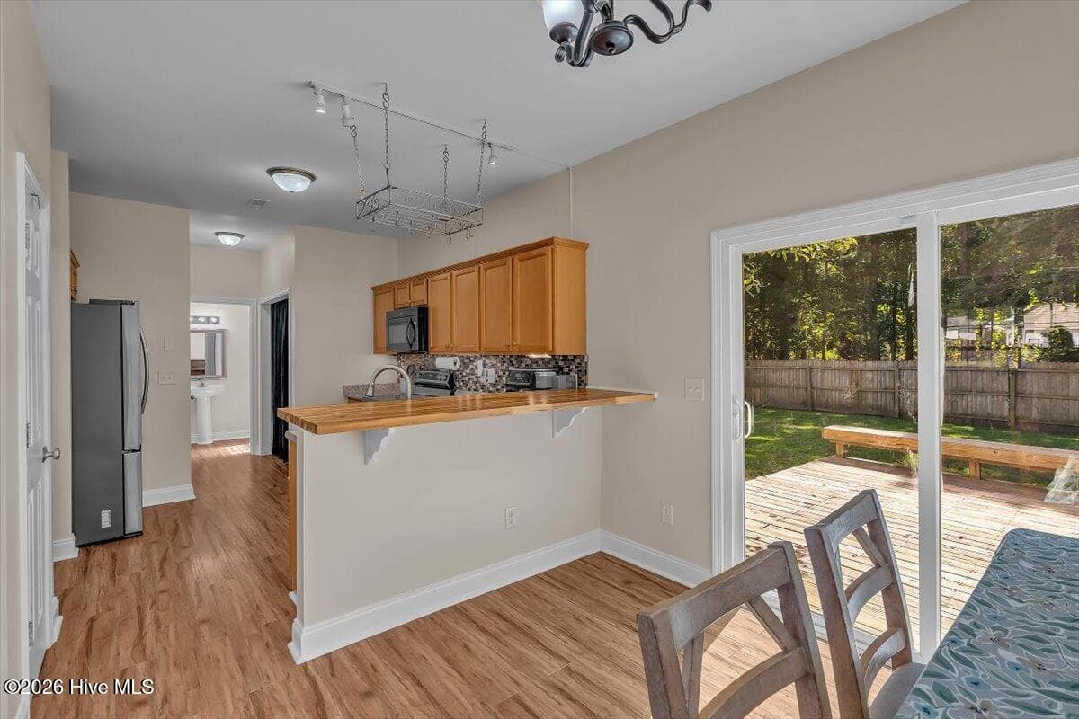 Single Family Residence at 118 Crooked Run Drive, New Bern, NC 28560, photo 11 of 49