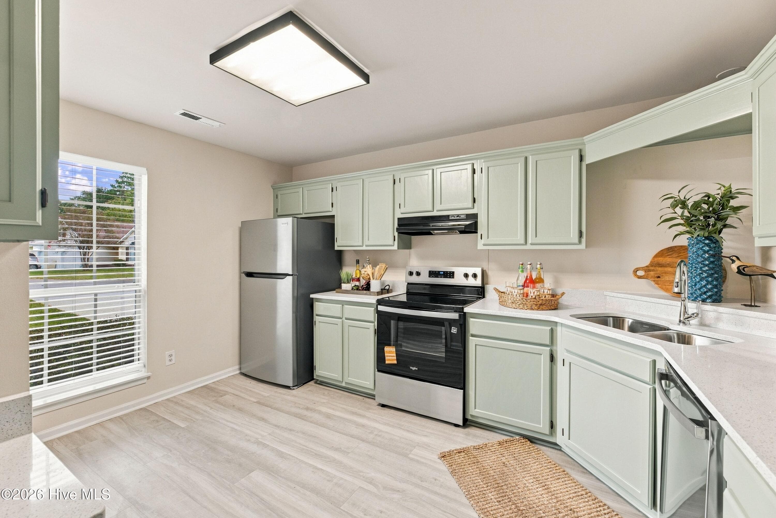 Single Family Residence at 2704 Manor Court, Wilmington, NC 28405, photo 9 of 51