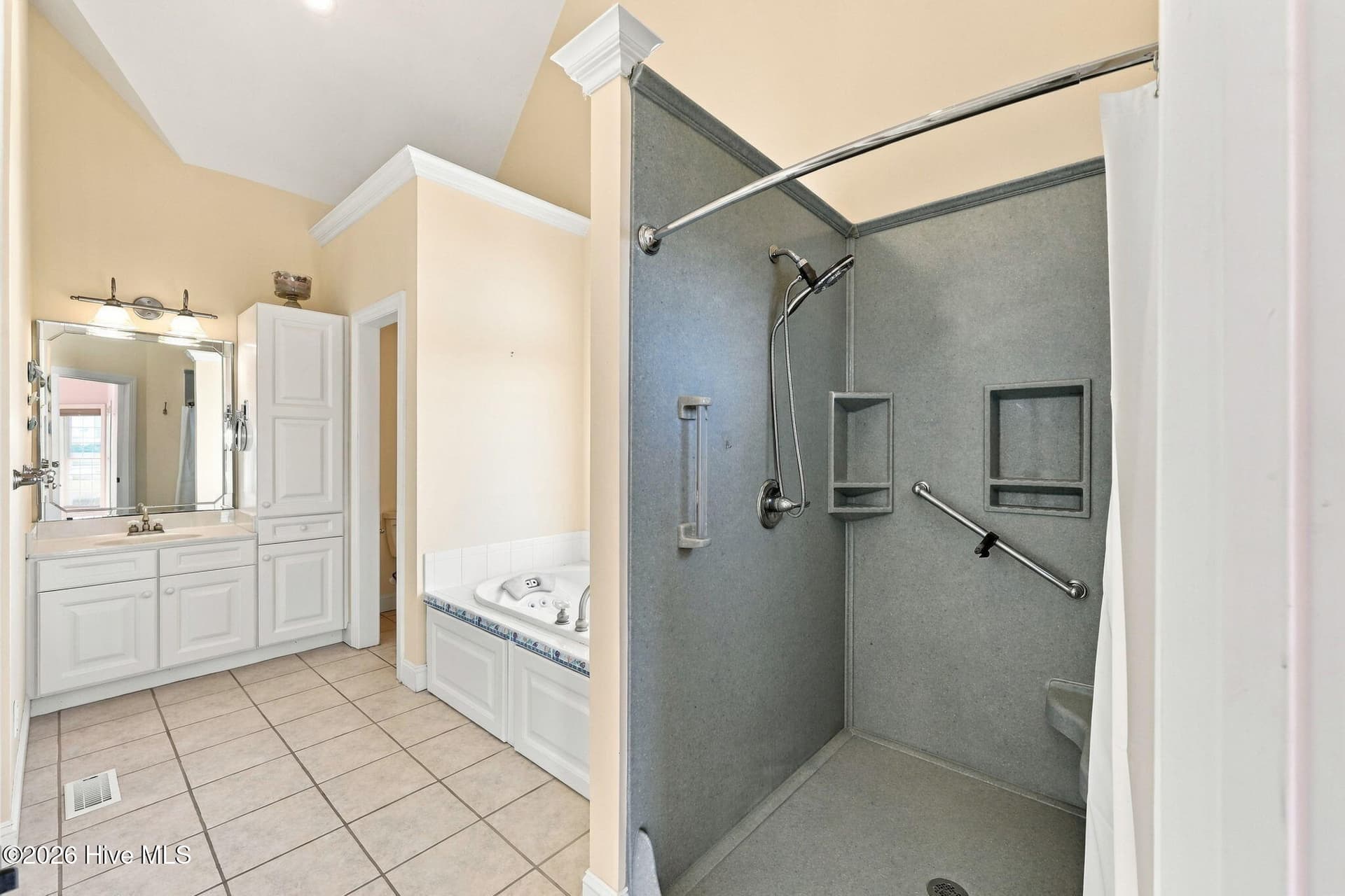 spacious master ensuite - 105 Magens Court W, Cedar Point, NC 28584