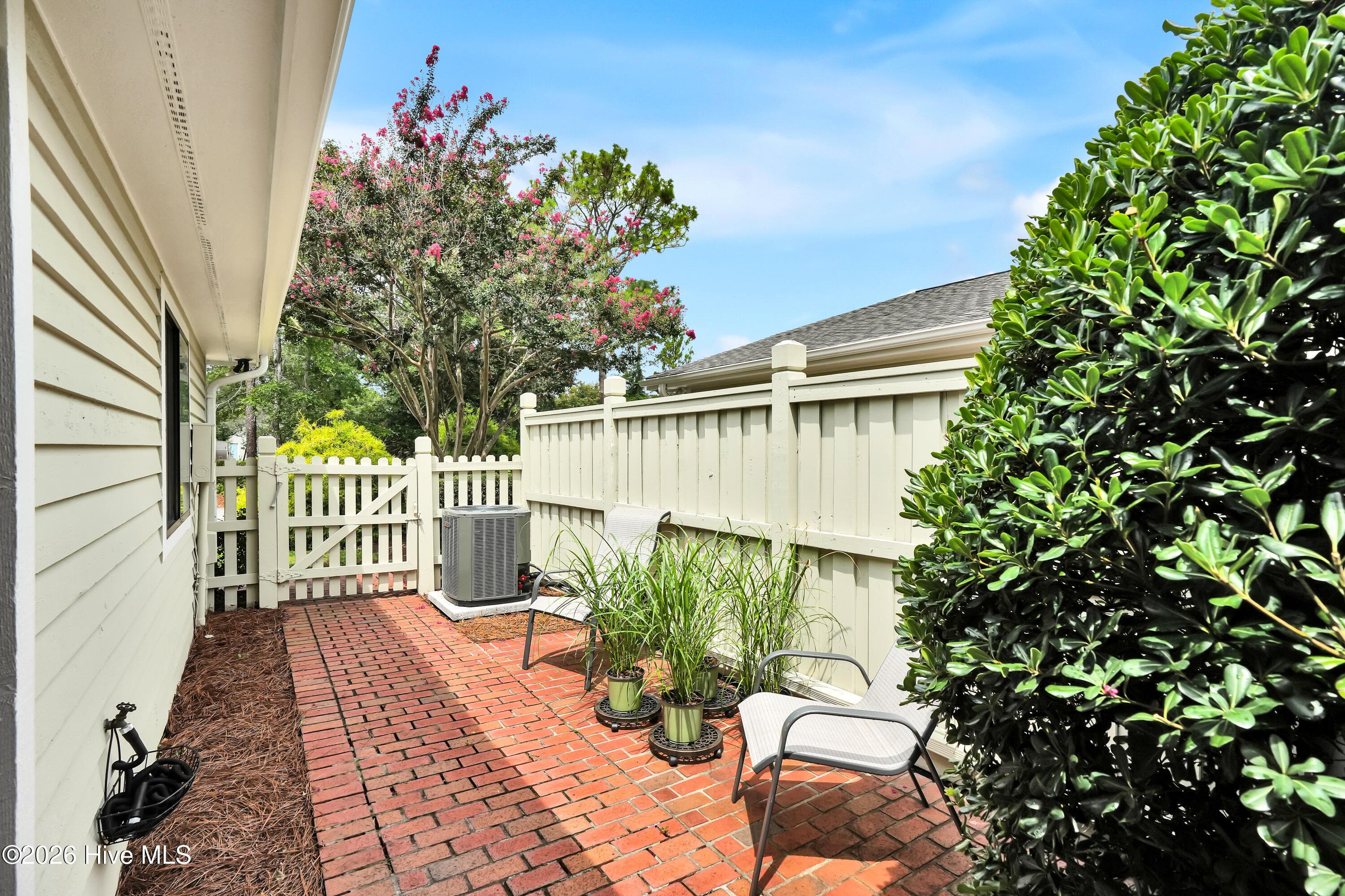 Townhouse at 221 Inland Greens Circle, Wilmington, NC 28405, photo 7 of 44