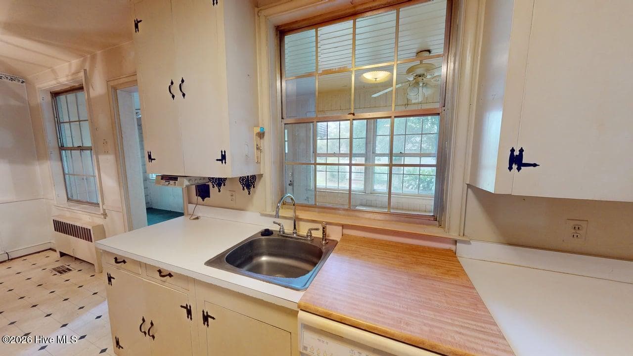 Single Family Residence at 808 W South Street W, Ahoskie, NC 27910, photo 10 of 50