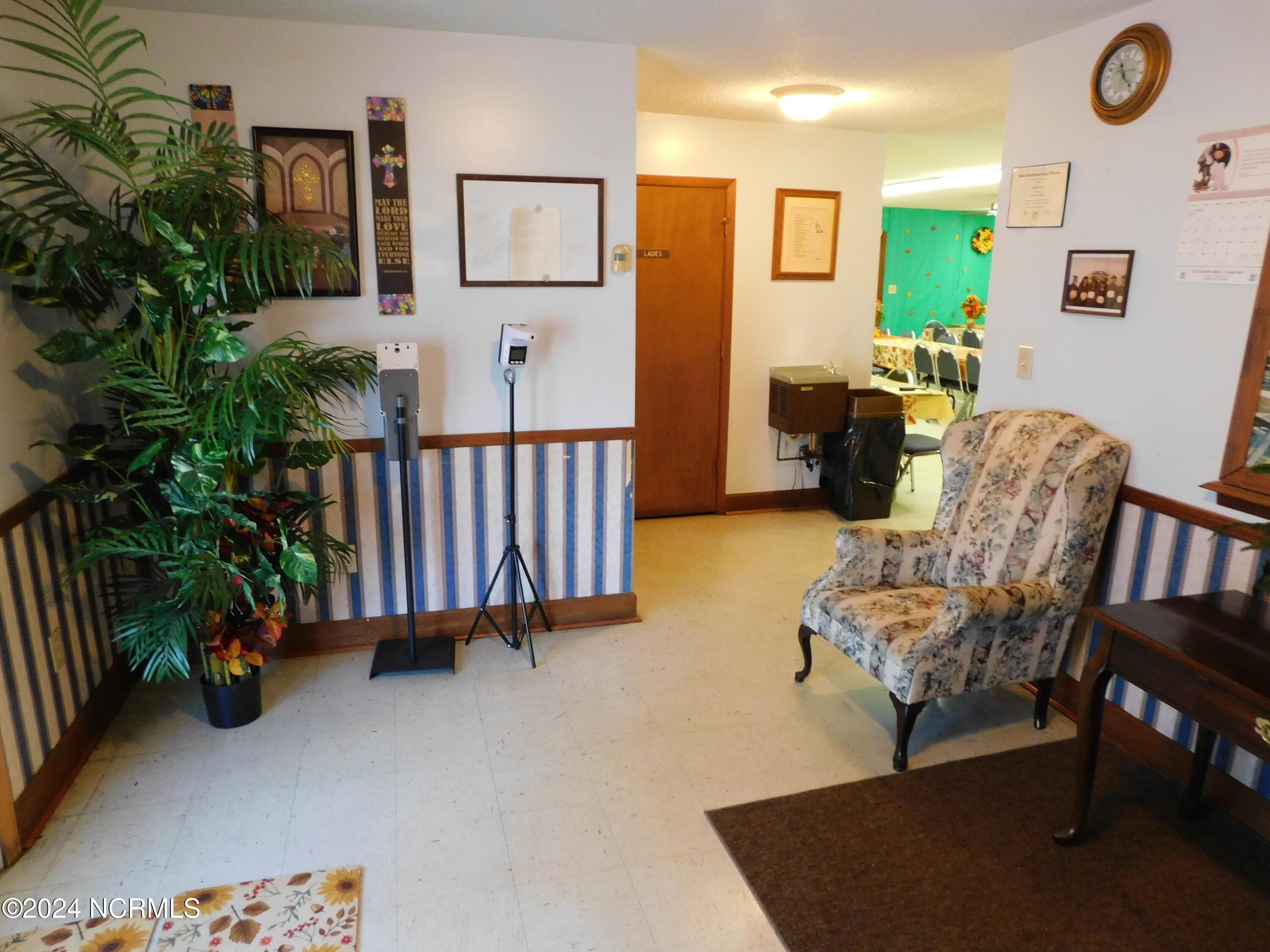 foyer - 11121 Turnpike Road, Laurinburg, NC 28352