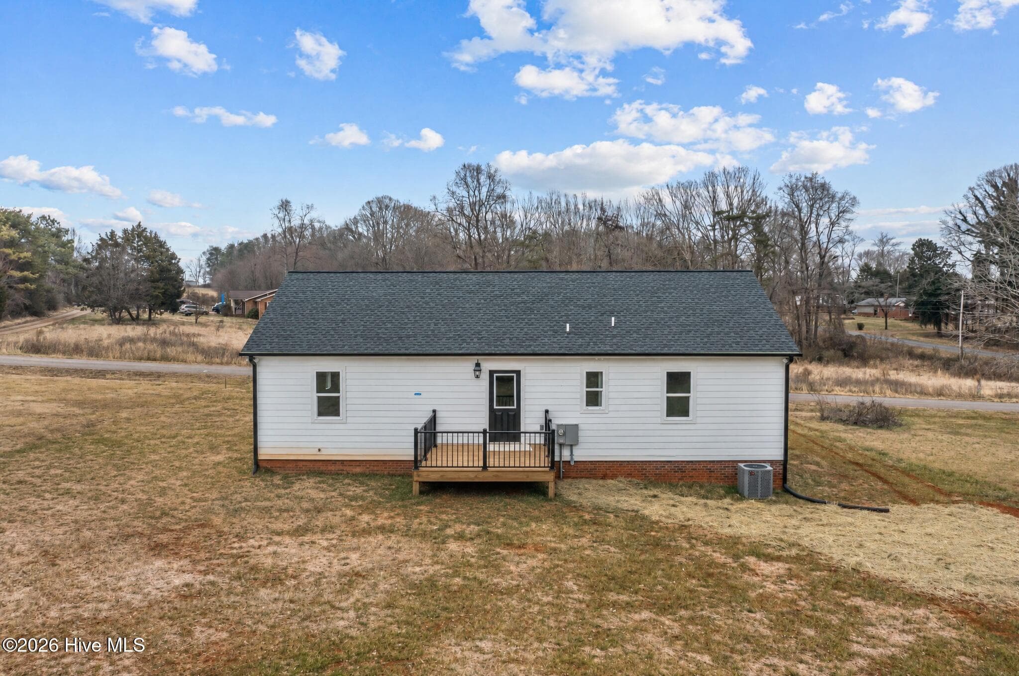 Single Family Residence at 825 Washington Post Road, New Bern, NC 28562, photo 2 of 7
