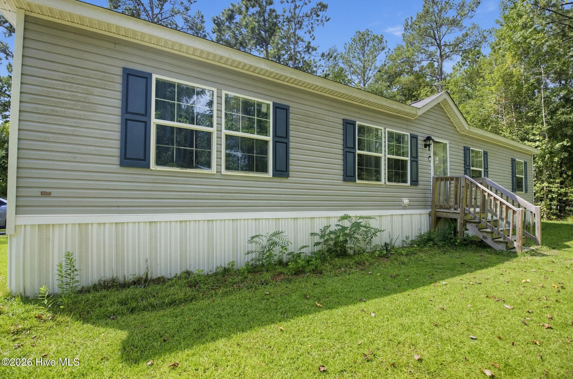 Manufactured Home at 140 Hillmont Road, New Bern, NC 28562, photo 2 of 29