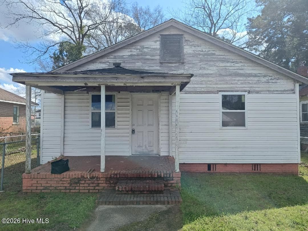 Single Family Residence at 317 E Peyton Avenue, Kinston, NC 28501, photo 2 of 10