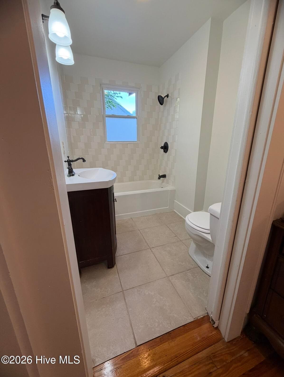 upstairs hall bathroom - 2704 Waccamaw Shores Road, Lake Waccamaw, NC 28450