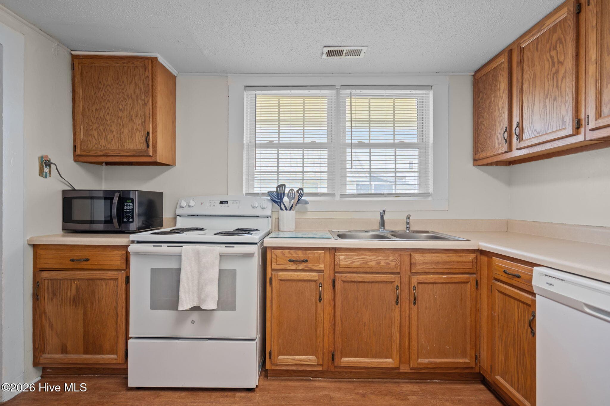 Single Family Residence at 305 Atlanta Avenue, Carolina Beach, NC 28428, photo 18 of 69