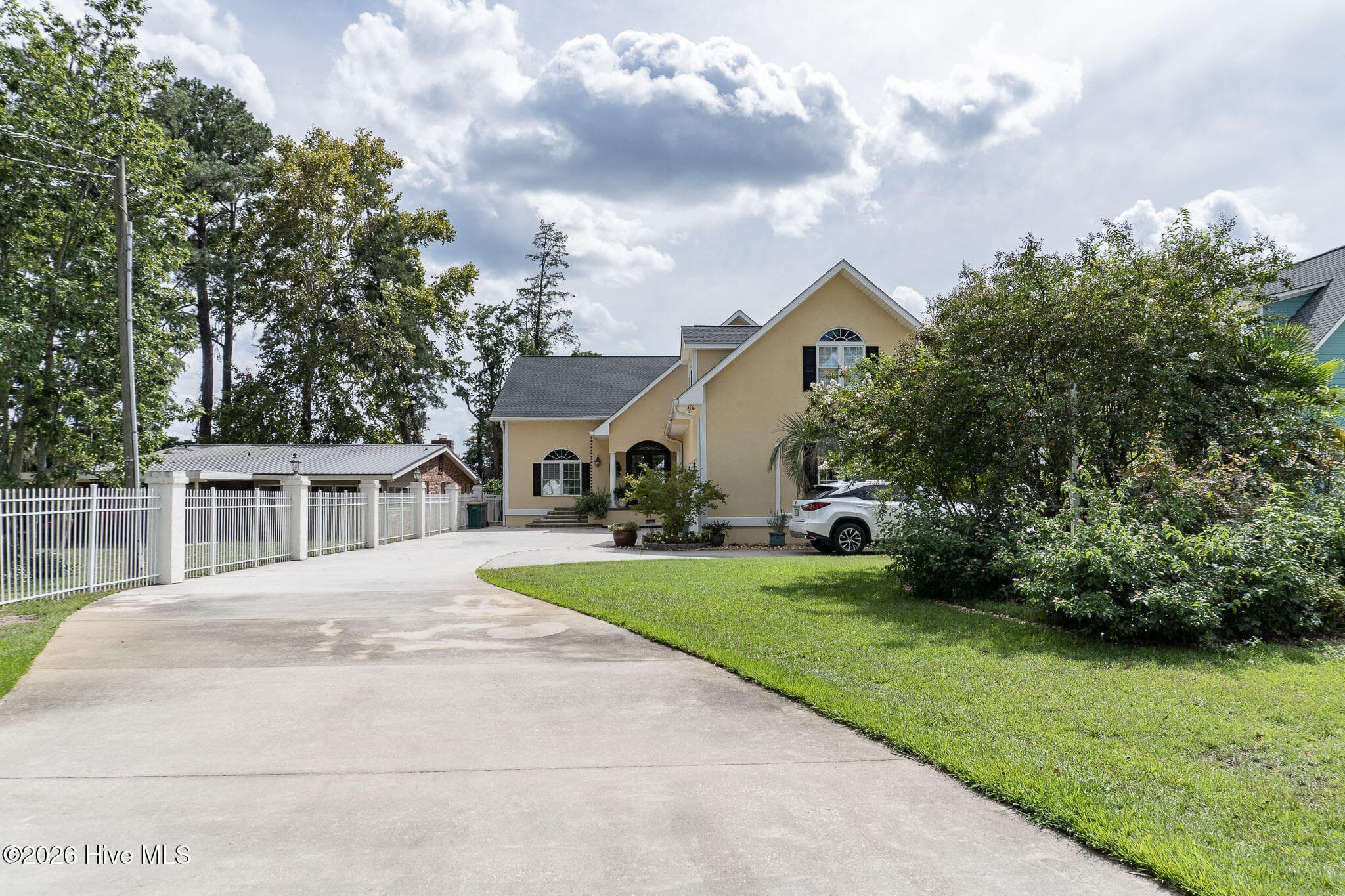 Single Family Residence at 6756 U.S. 701 Highway, Elizabethtown, NC 28337, photo 8 of 49