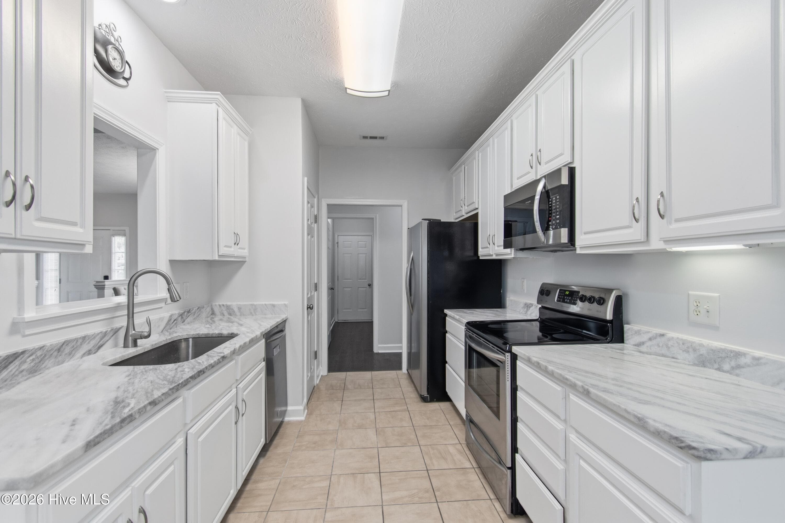 Kitchen features granite countertops and tile flooring. - 709 E Pipers Glen, Shallotte, NC 28470
