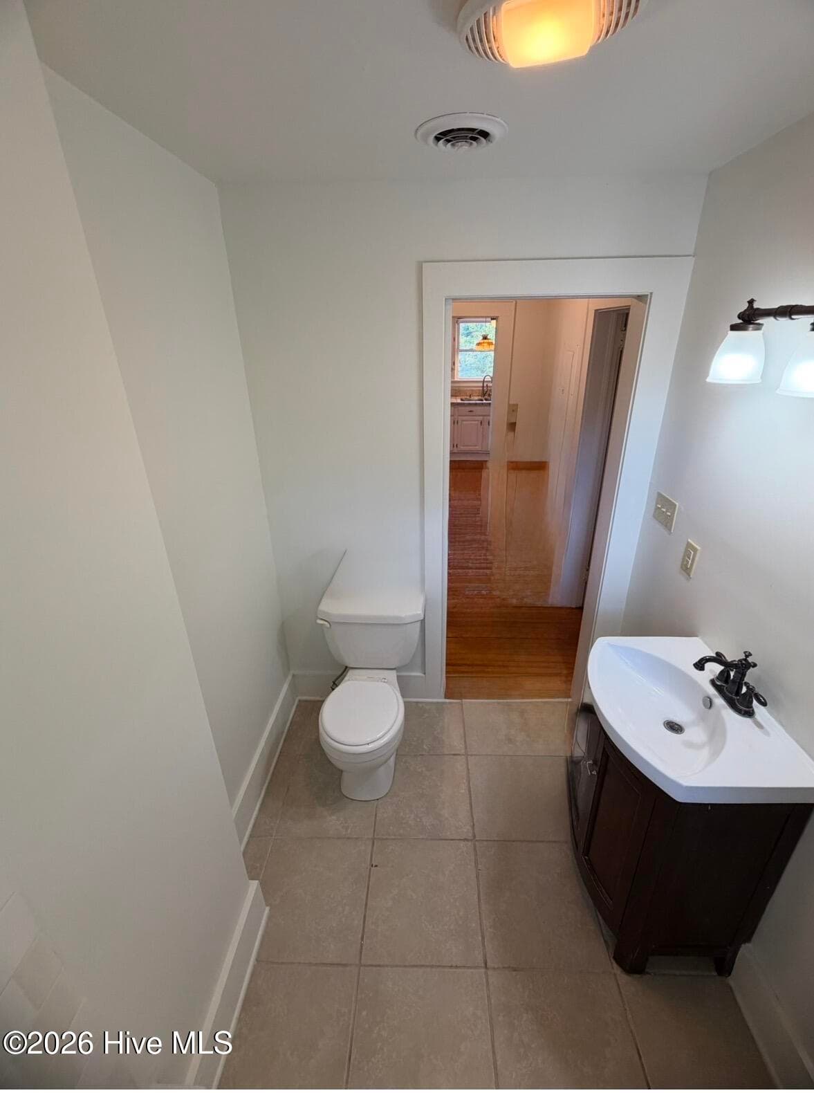 upstairs hall bathroom - 2704 Waccamaw Shores Road, Lake Waccamaw, NC 28450