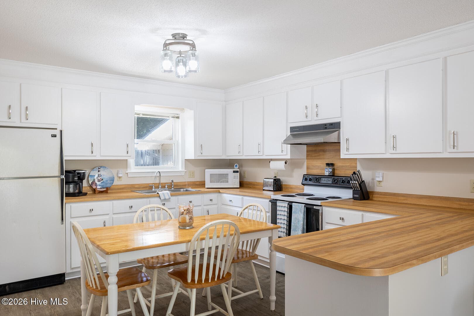 A solid kitchen layout - 122 Purdie Drive, Emerald Isle, NC 28594