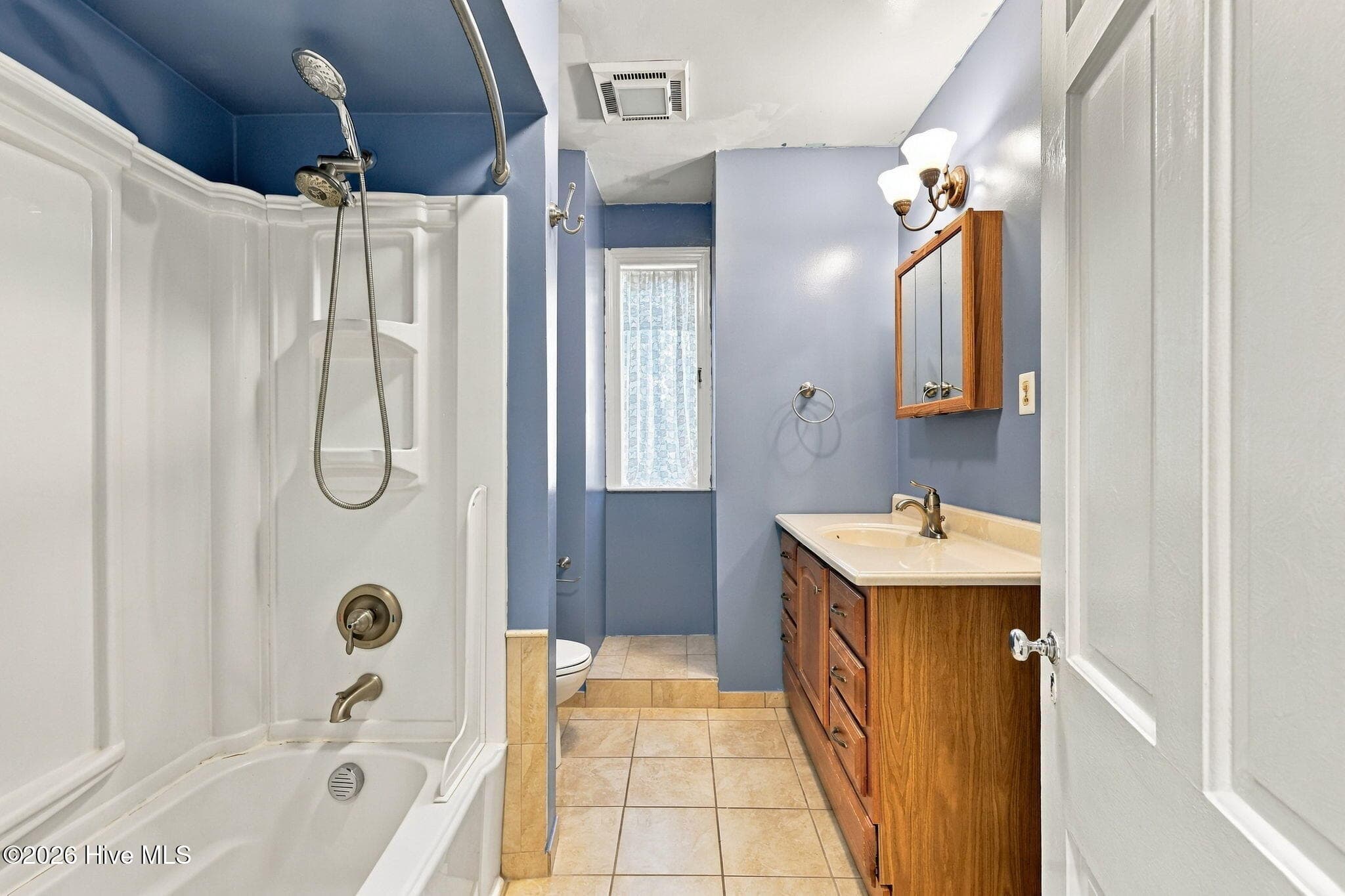 Hall Bath - 1013 Riverside Boulevard, Lumberton, NC 28358
