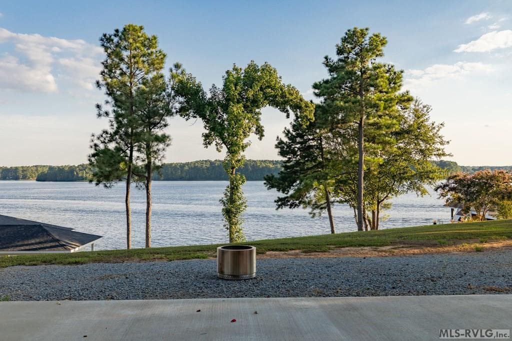 Expansive lake views!!