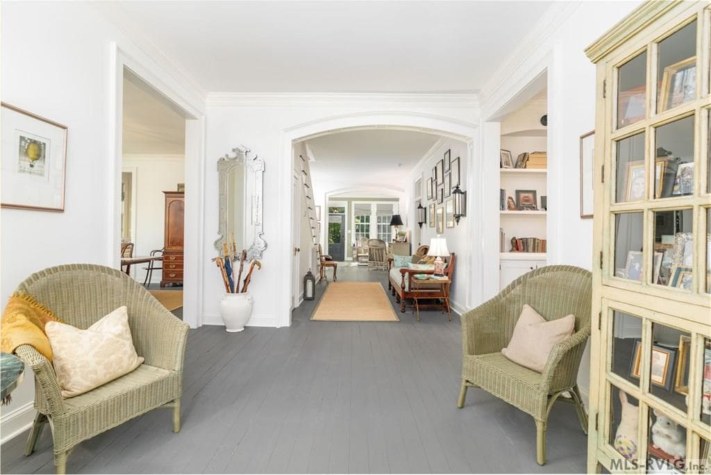 Spacious foyer to back door!