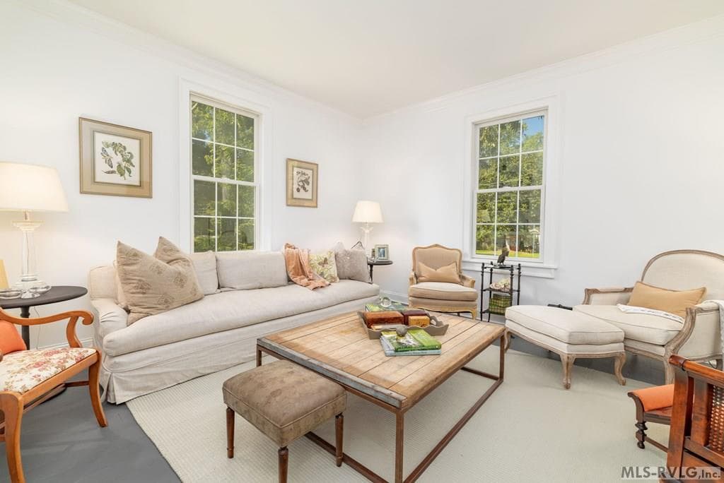 Living Room - Spacious & Elegant