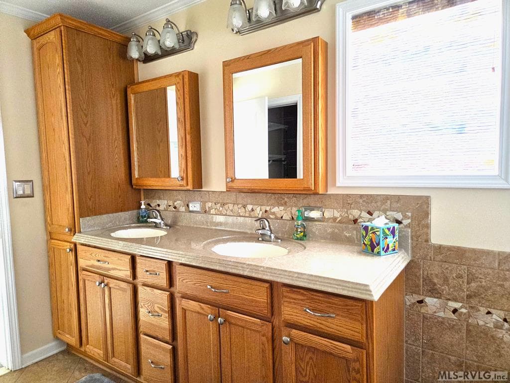 MASTER BATHROOM B