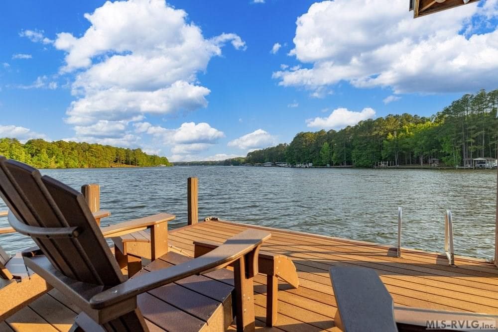 Dockside View, The calm, sheltered waters of Lizard Creek make it a top spot for wakeboarding, water-skiing, paddleboarding, and kayaking, all without the hassle of big wakes. - 381 West Bend Dr., Gasburg VA 23857, Gasburg