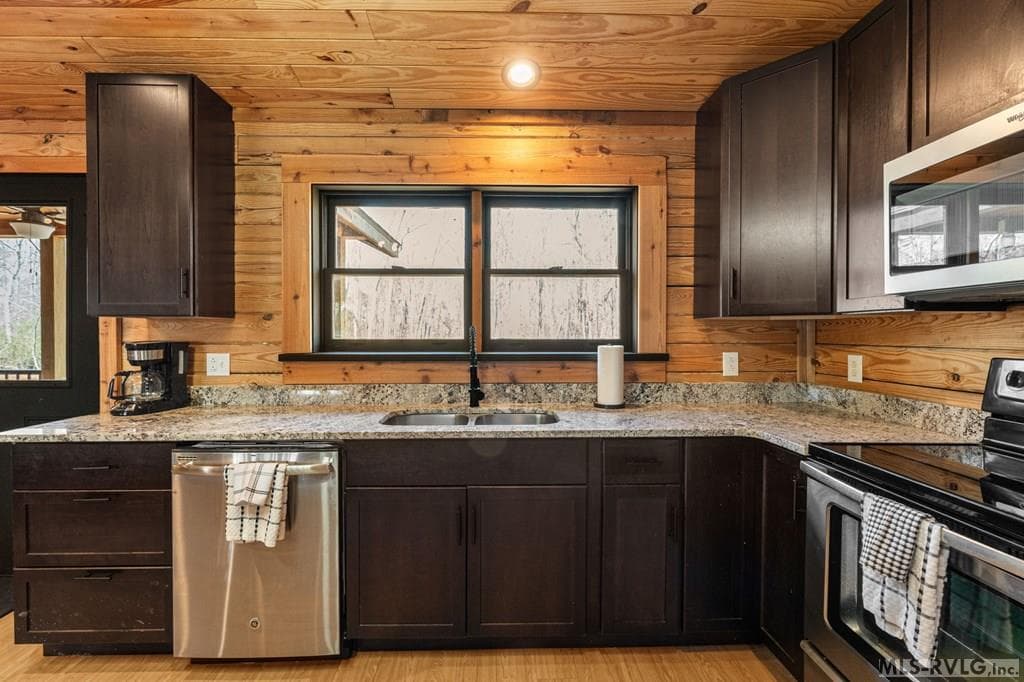 594 Ferry Landing Drive, Boydton VA 23917 photo 14
