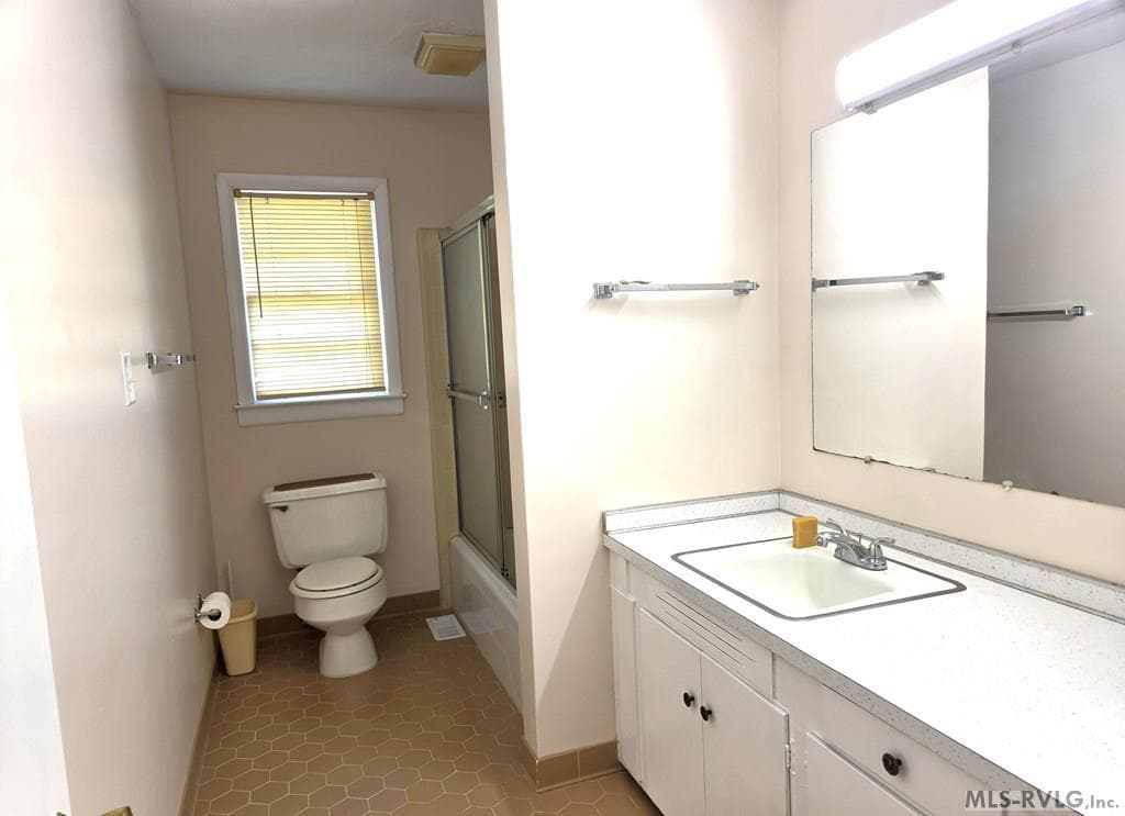 MASTER BATHROOM B
