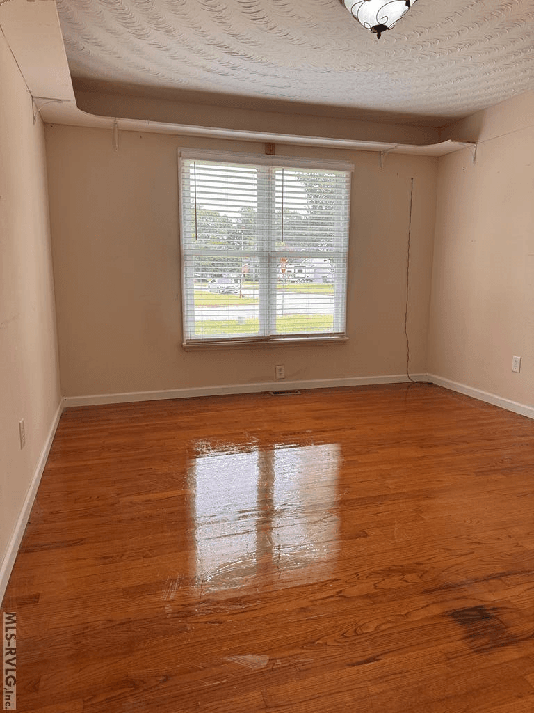 Office/dining area