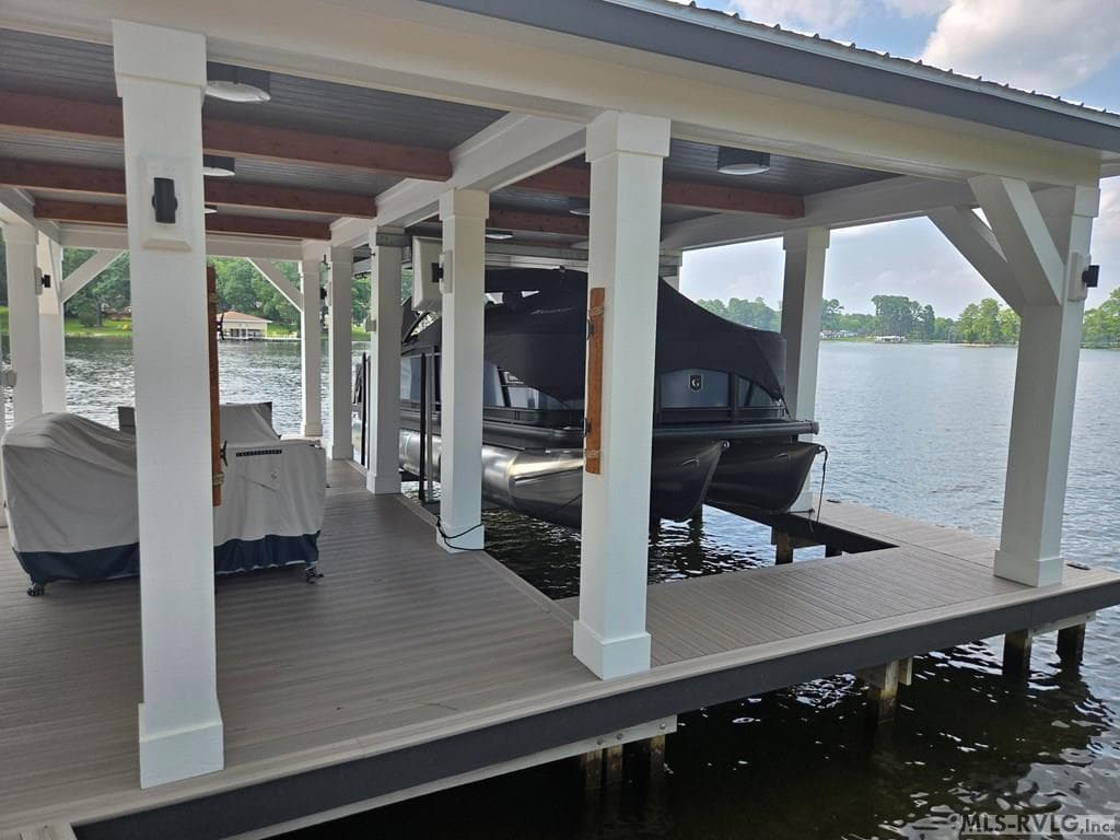 Sitting Area & Boatlift